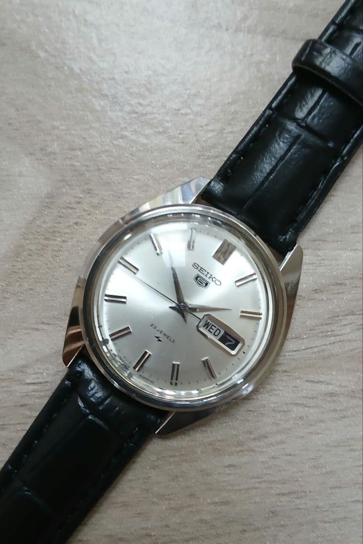 Seiko 5 Wristwatch 23 Jewels Silver Dial Black Leather Band Analog Working Men