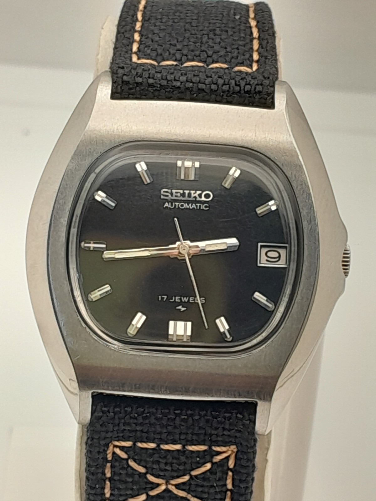 Vintage Seiko 7025-6010 Automatic 17 Jewels Black Dial Cushion Case Men’s Watch