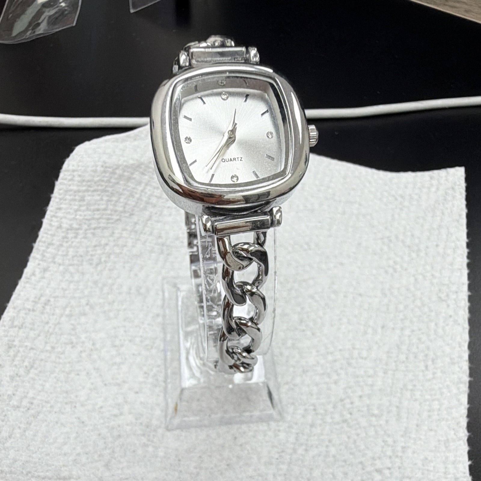 Women’s Quartz Analog Wristwatch Silver Tone Cushion Case Metal Bracelet 12-Hour