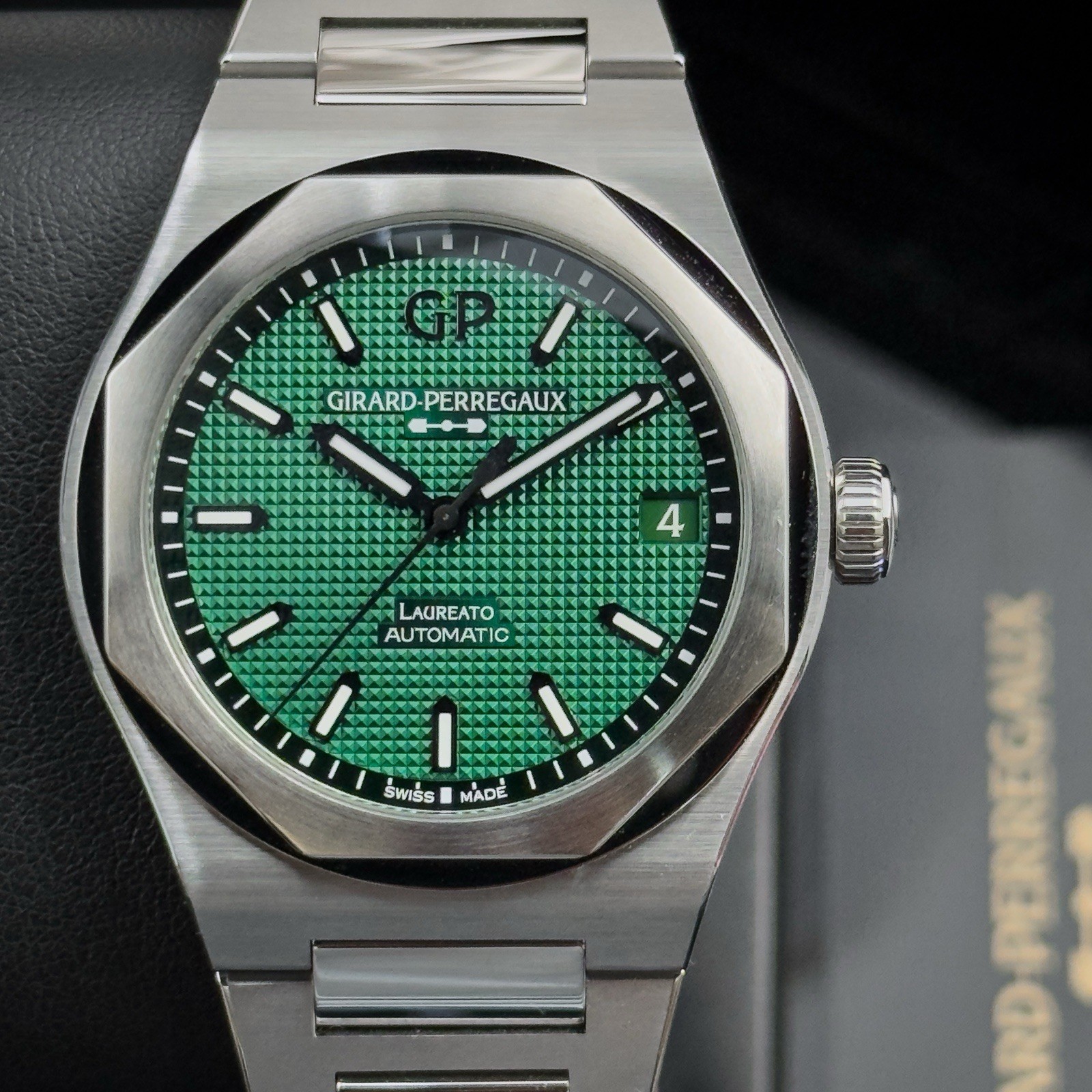 2025 Girard-Perregaux Laureato Green Dail 42mm 81010-11-3153-1CM Complete Set