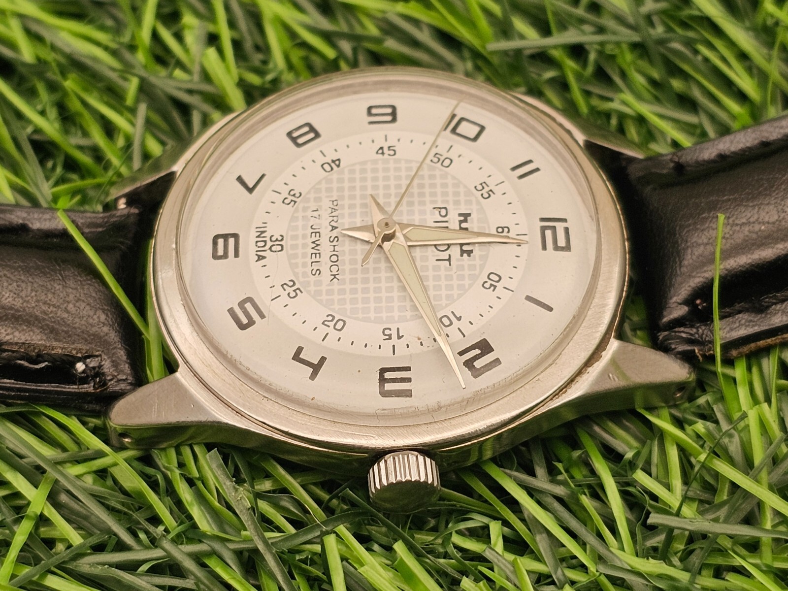 Beautiful Mens HMT Pilot Parashock Mechanical Wind 17J Watch White Dial