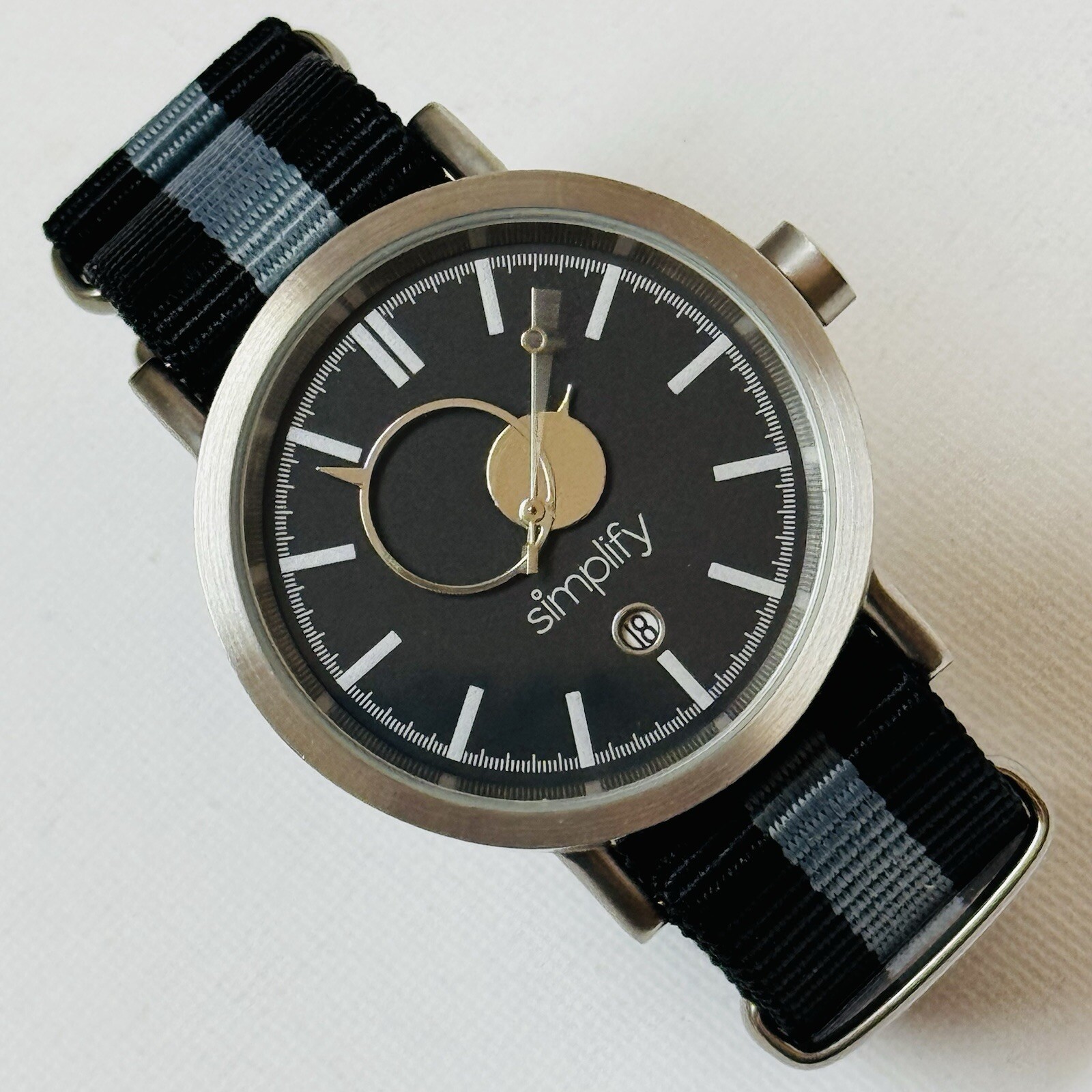 Simplify The 600 40mm Men’s Date Watch Silver Black Dial Gray Stripe NATO 0601