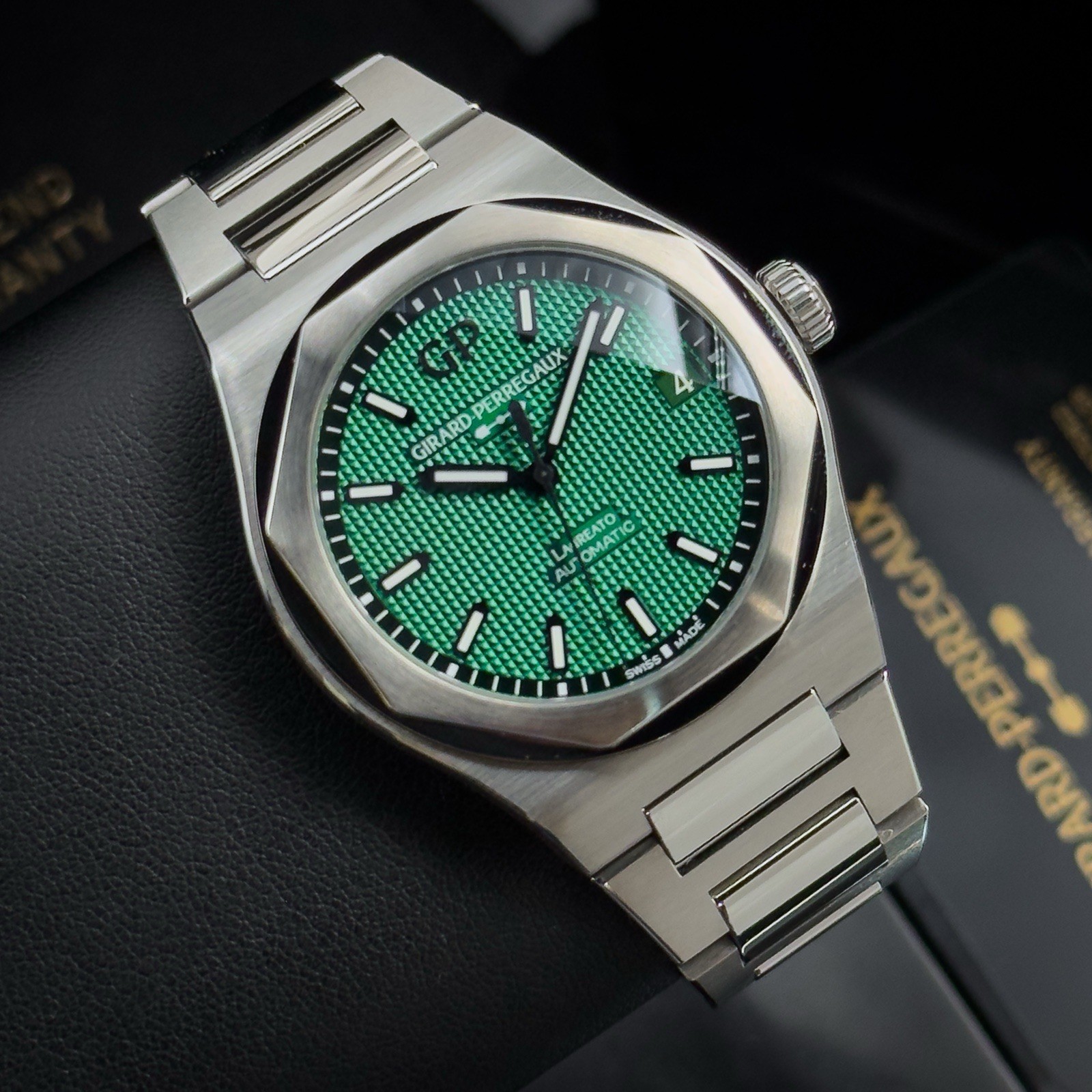 2025 Girard-Perregaux Laureato Green Dail 42mm 81010-11-3153-1CM Complete Set
