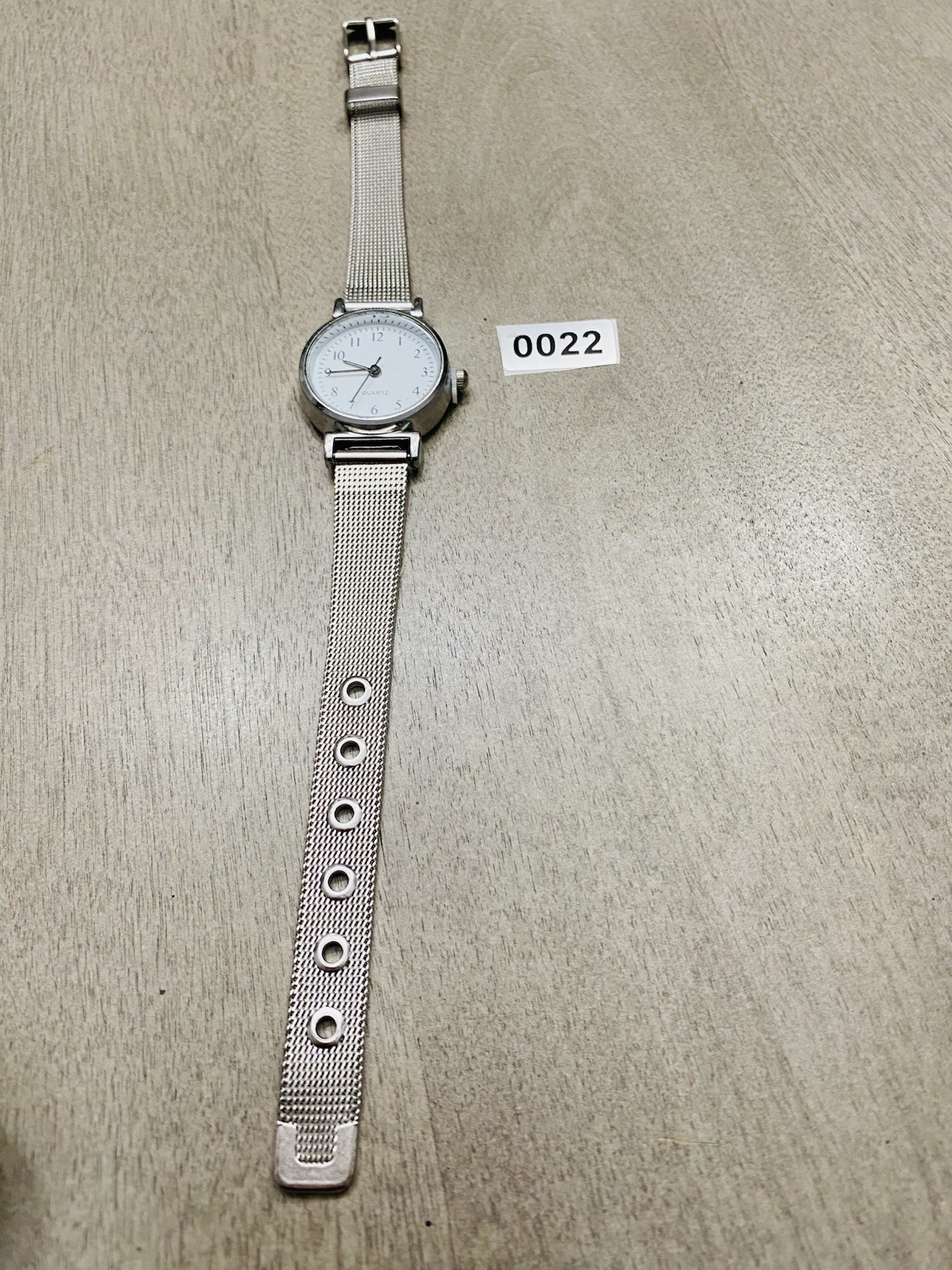 Quartz Analog Wristwatch White Dial Arabic Numerals Silver Tone Mesh Bracelet
