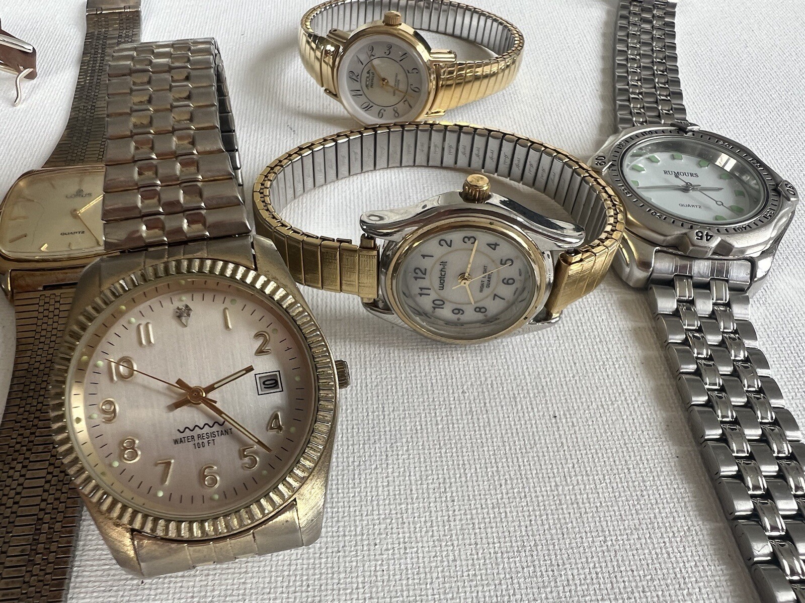 lot of eight watches various brands need batteries various brands