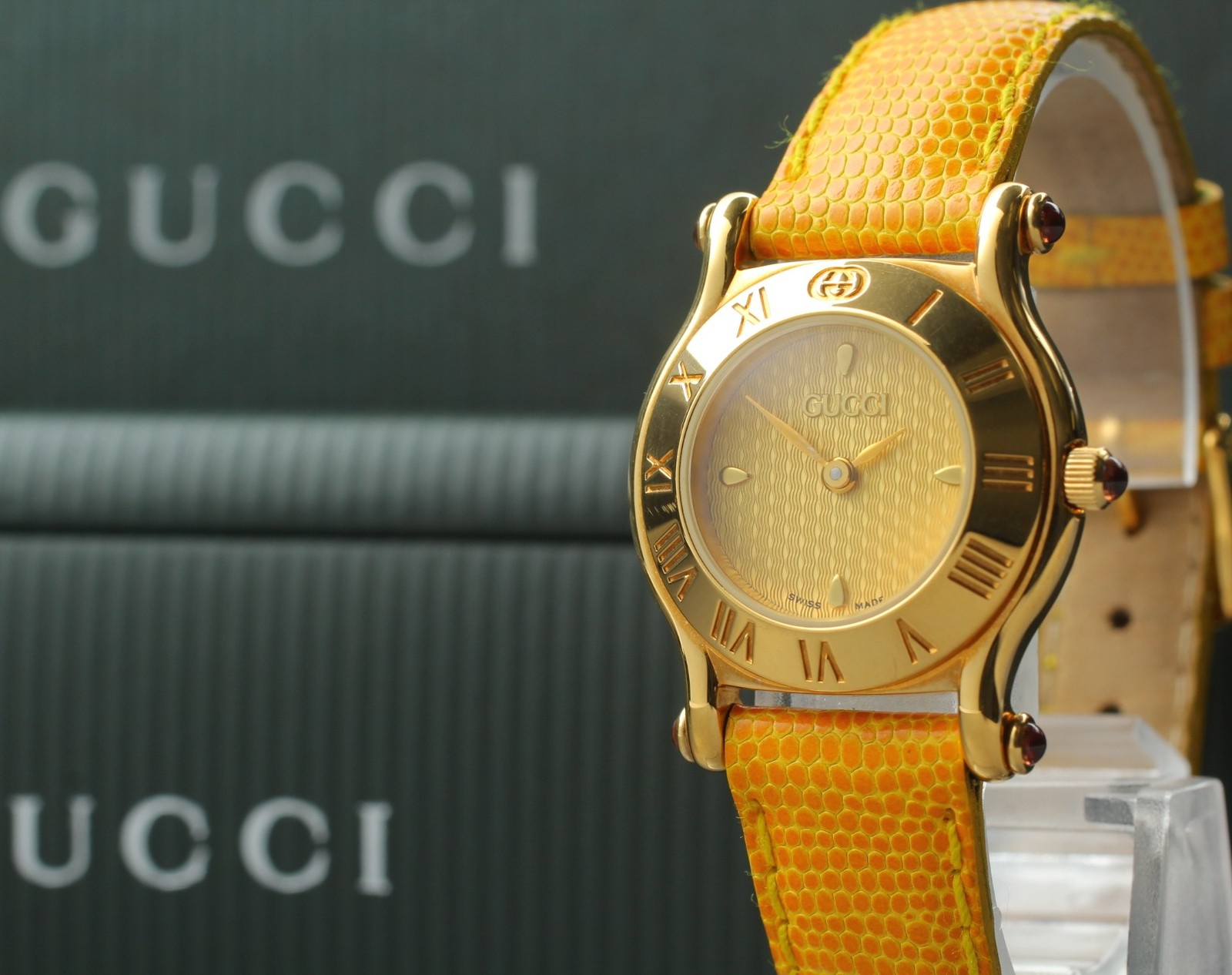 [Near MINT w/ Box] Vintage Gucci 6500L 27mm Gold Dial Quartz Women’s Watch