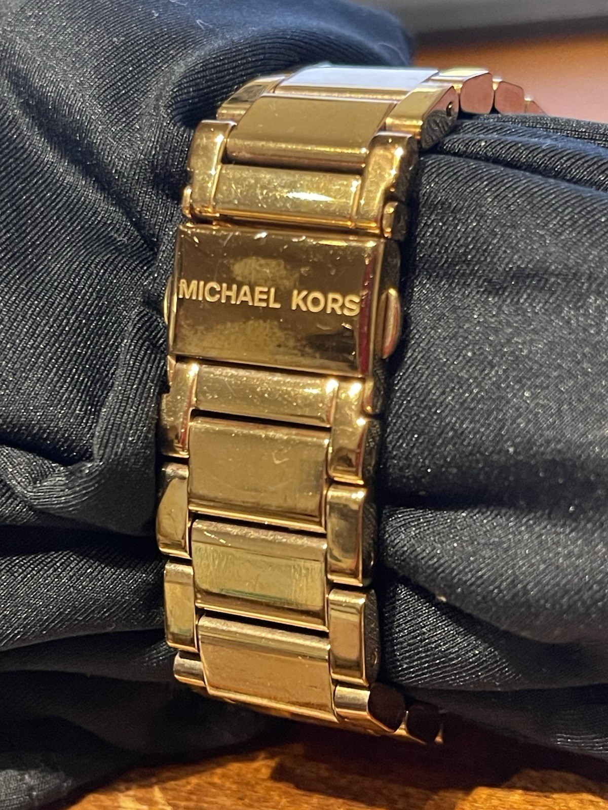 Michael Kors MK-5865 Gold-Tone Stainless Steel Analog Dial Quartz Watch New Batt
