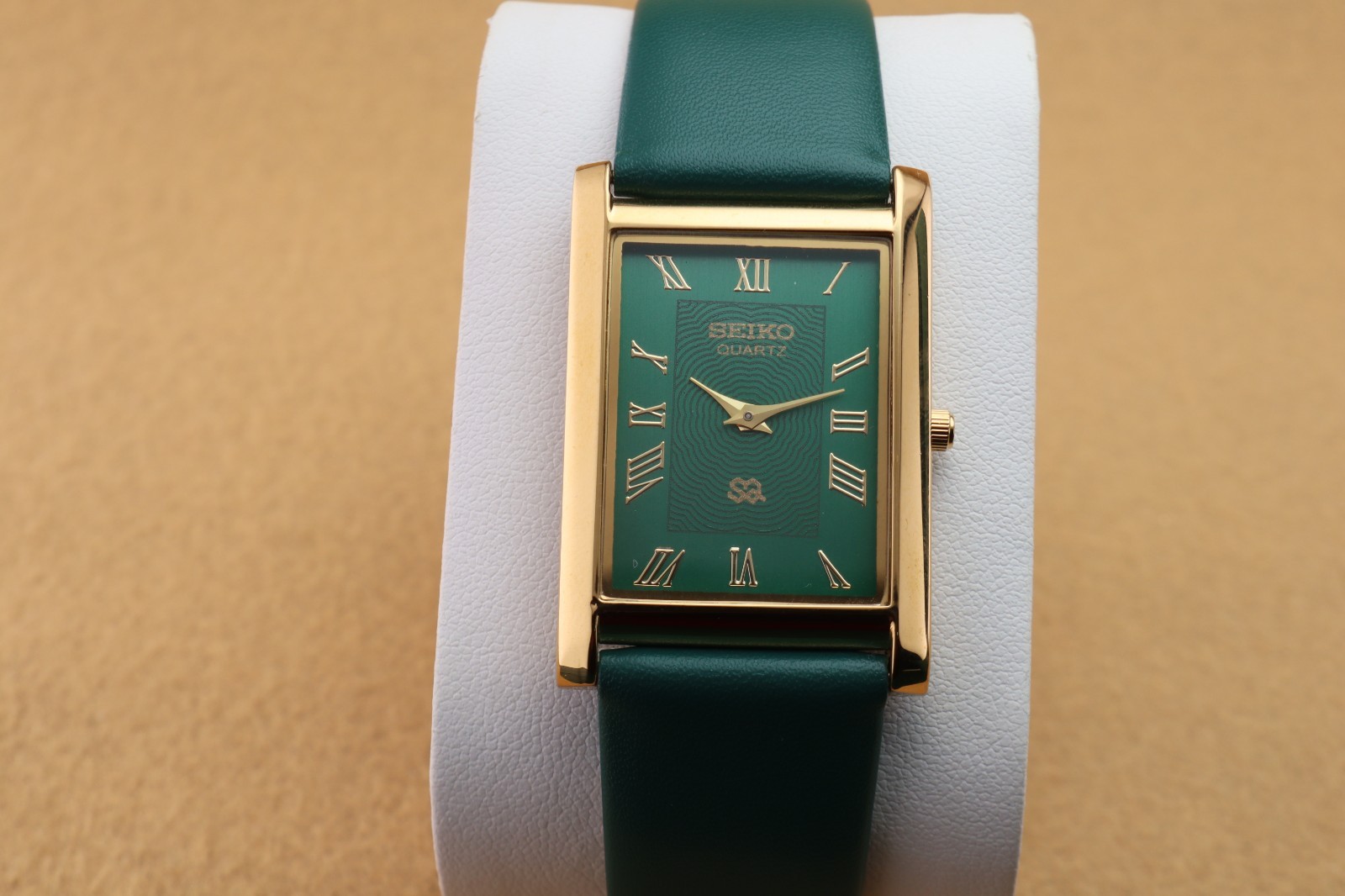 Vintage Seiko Slim Quartz Men’s Wrist Watch Green Dial with Green Strap.