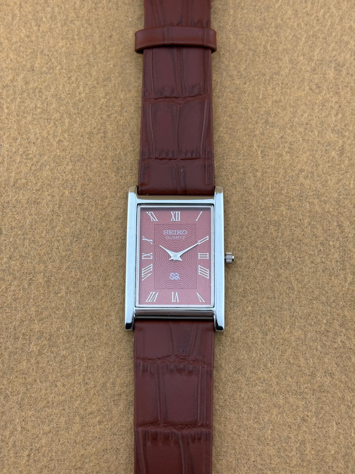 RARE RED SILVER Vintage Seiko Slim Quartz Men’s Wristwatch
