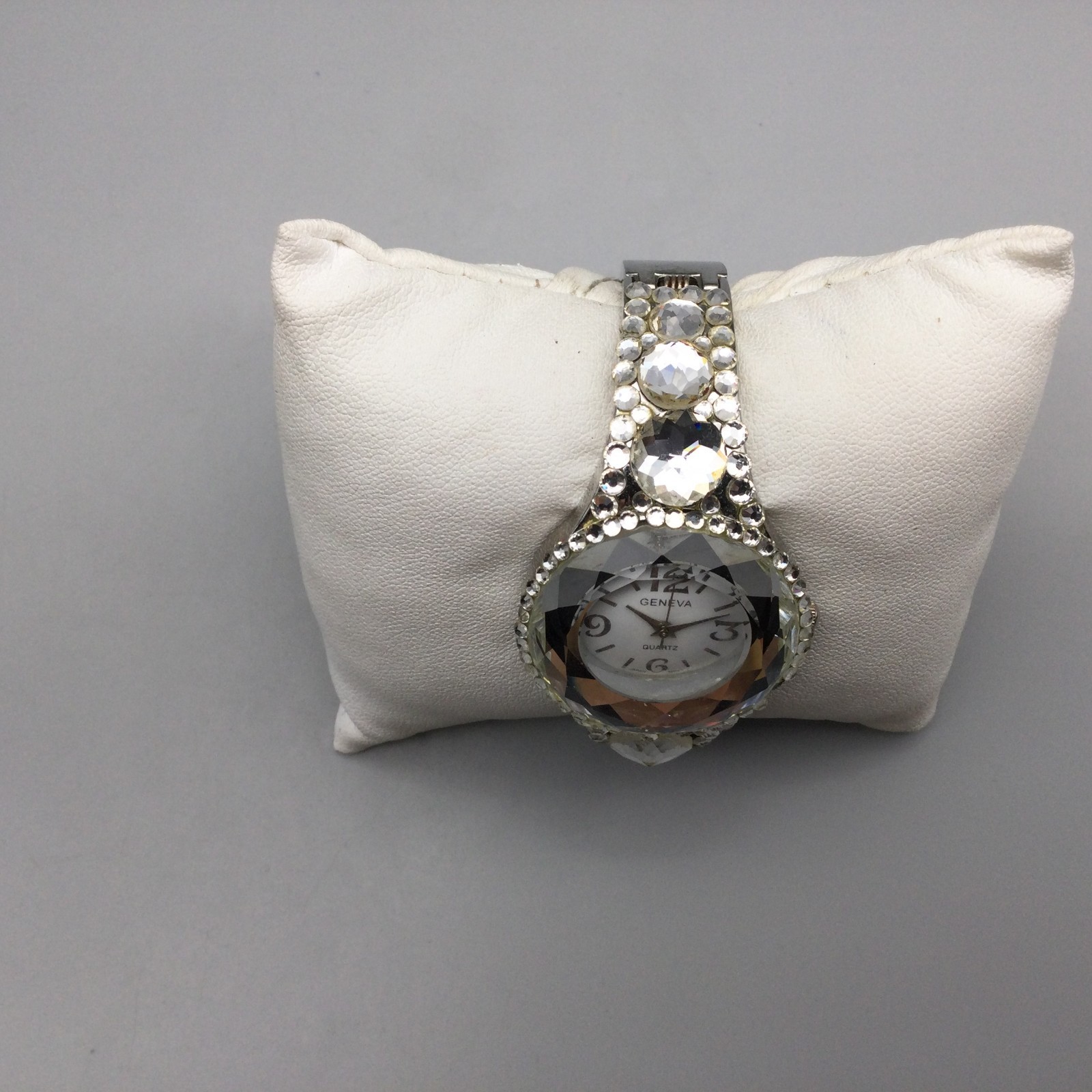 Geneva Watch Womens 33mm Silver Tone Crystals Hinged Bangle New Battery