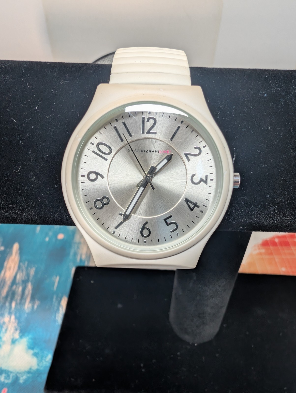 Isaac Mizrahi Live Women’s White Ceramic One Size Fits All Watch. New Battery