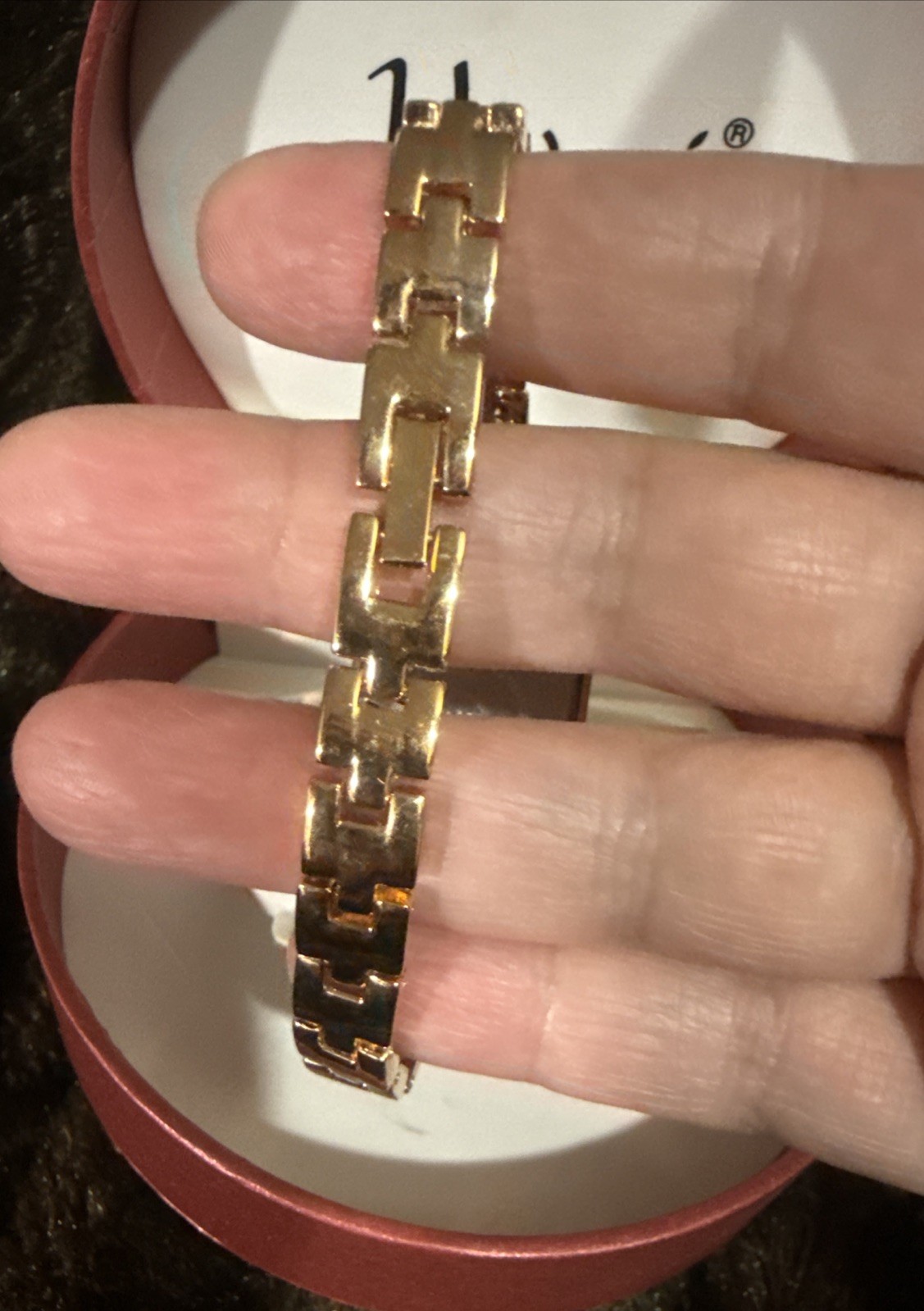VINTAGE VIVANI WOMEN’S WATCH ROSE GOLD TONE NEW IN BOX ( NEED BATTERIES)