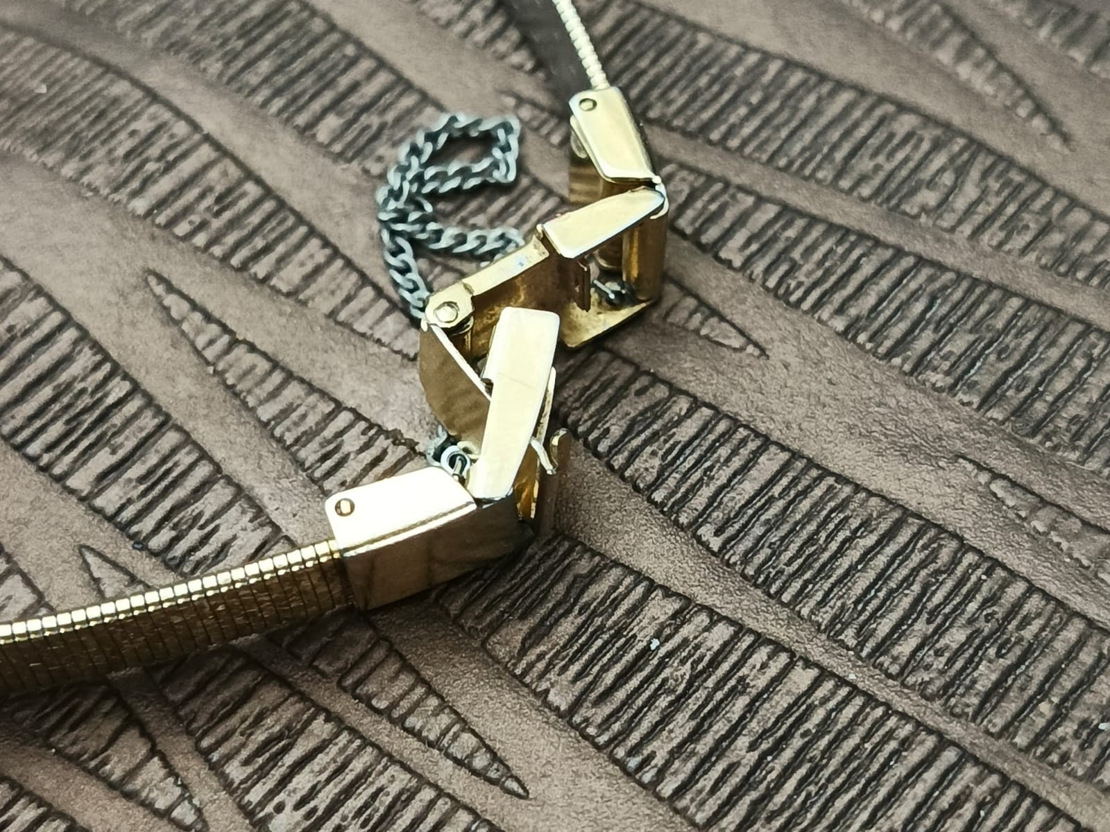Vintage Orient Ladies Quartz Watch D85JB4-30 CS Textured Gold Tone Safety Chain