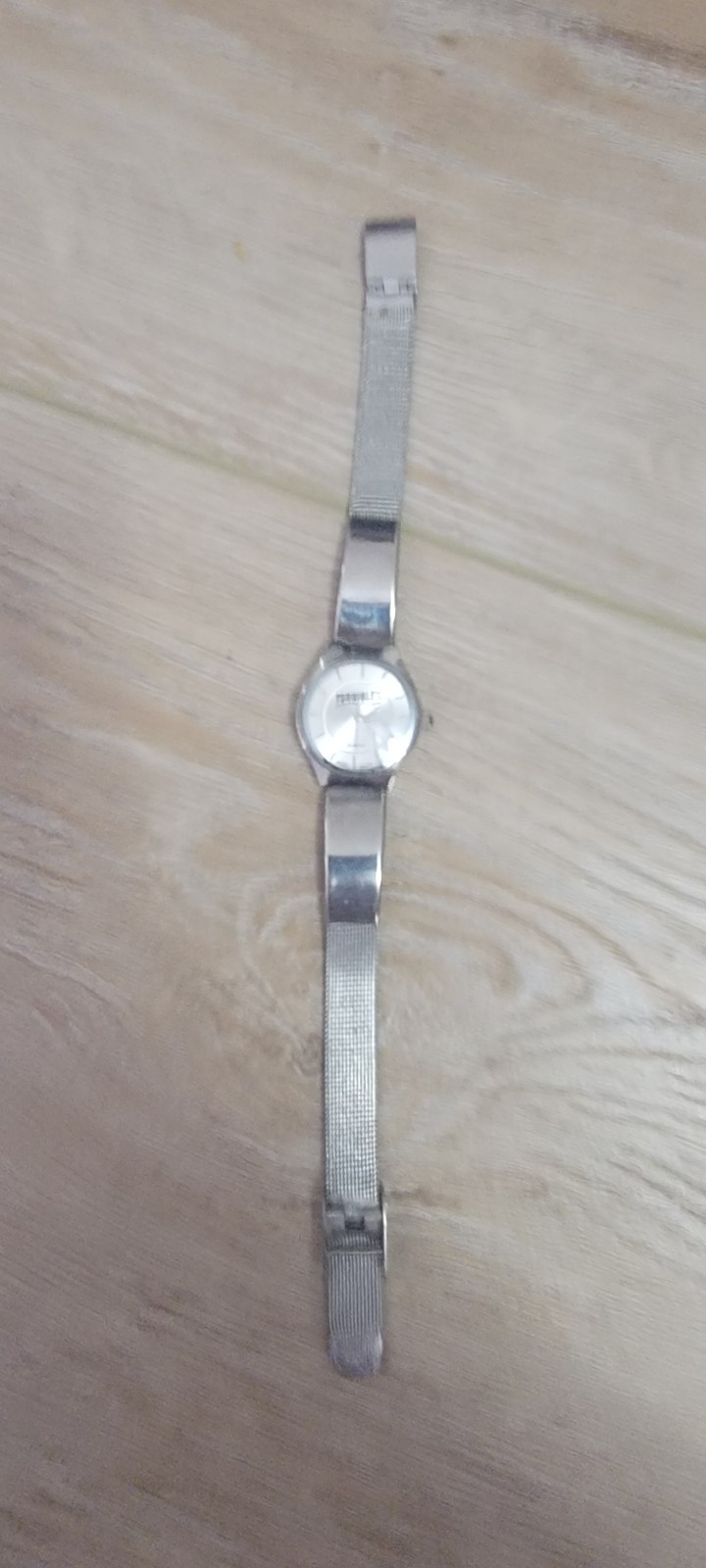 Classic Silver Mesh Band Watch – Luminous Hands, Minimalist Dial, New Battery