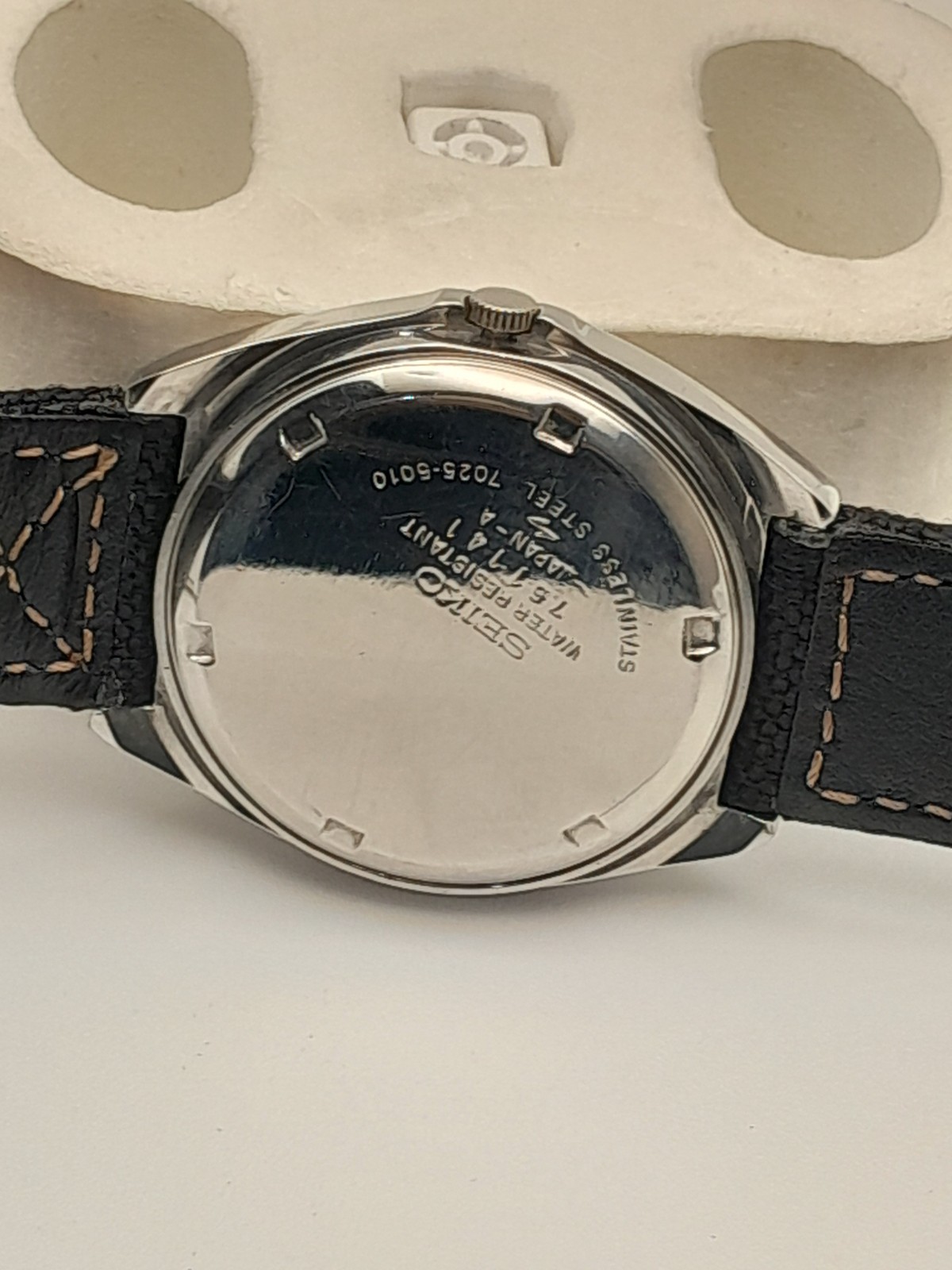 Vintage Seiko 7025-6010 Automatic 17 Jewels Black Dial Cushion Case Men’s Watch