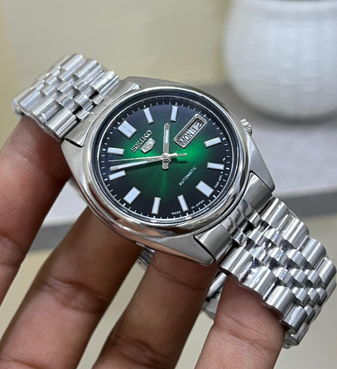Seiko 5 Automatic Green and Black Dial Mens Watch Japan Made 7009