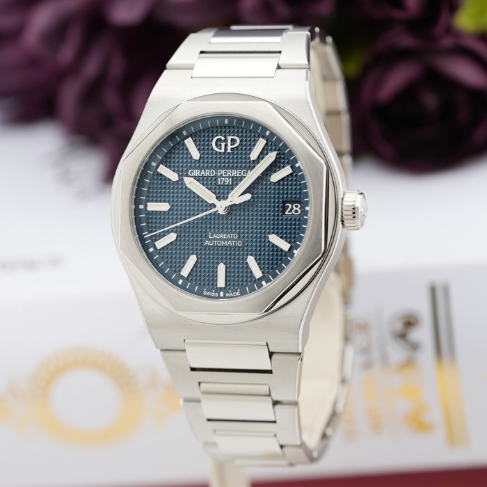Girard-Perregaux Laureato 42mm 81010-11-431-11A Blue Box/Paper