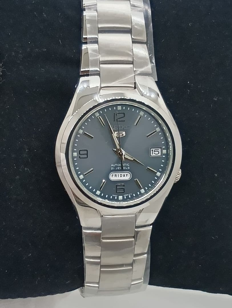 Rare SEIKO 5 Automatic Wristwatch 21 jewels Day Date Running