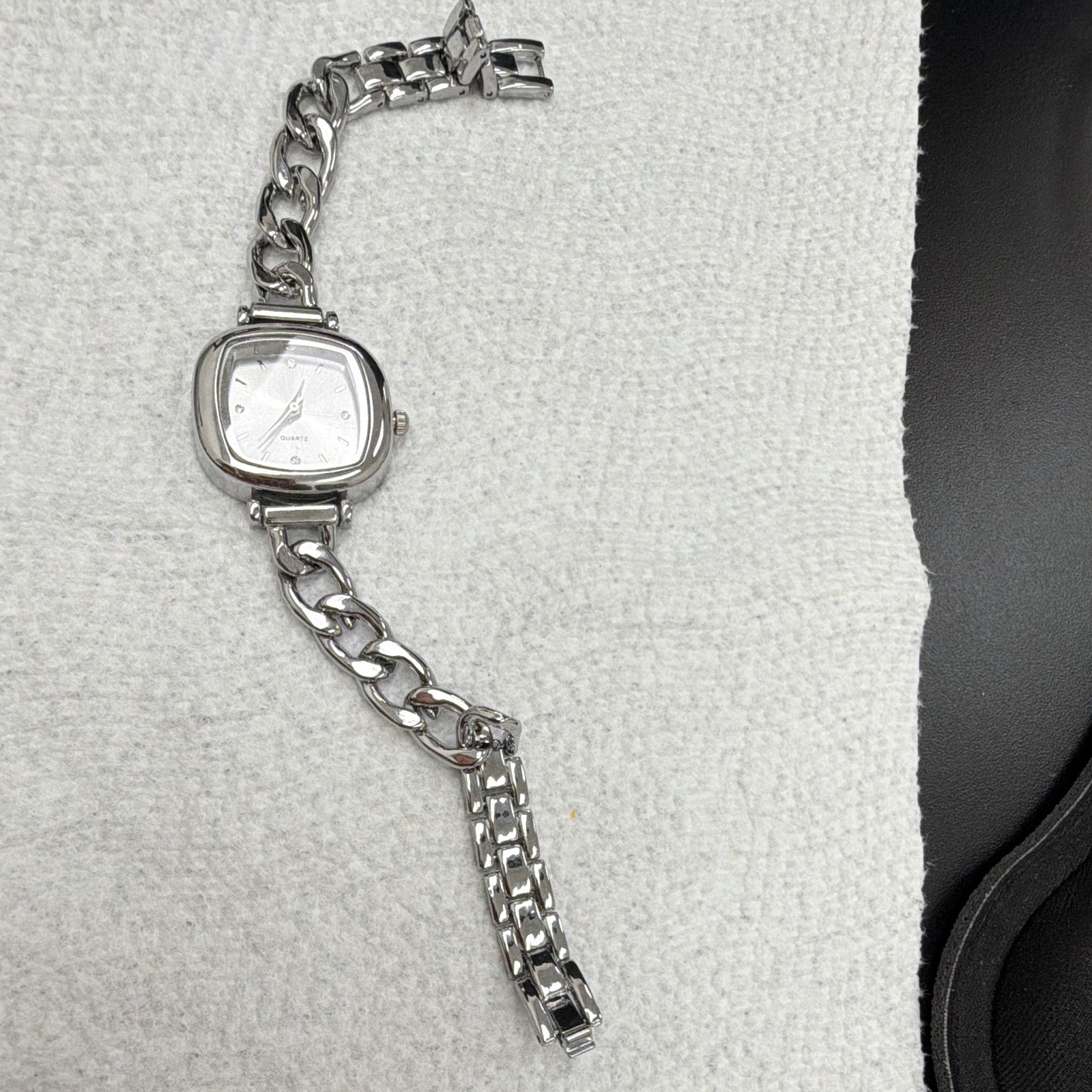 Women’s Quartz Analog Wristwatch Silver Tone Cushion Case Metal Bracelet 12-Hour