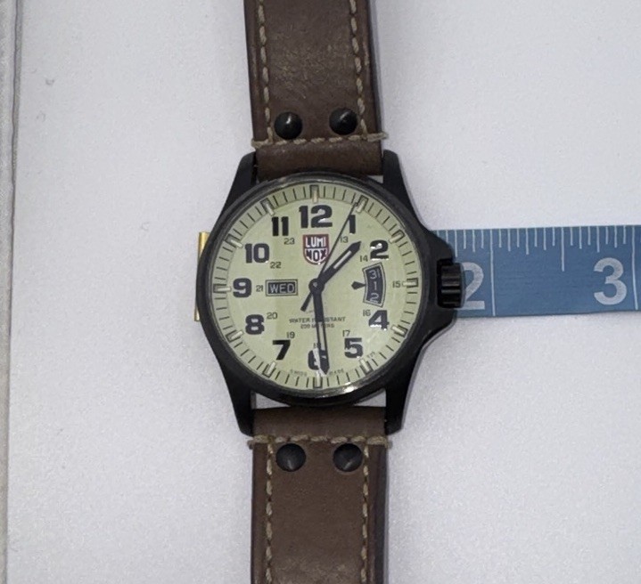 Luminox 1820 Atacama Field Watch W/Ivory Dial, Leather Strap, Day & Date (READ)