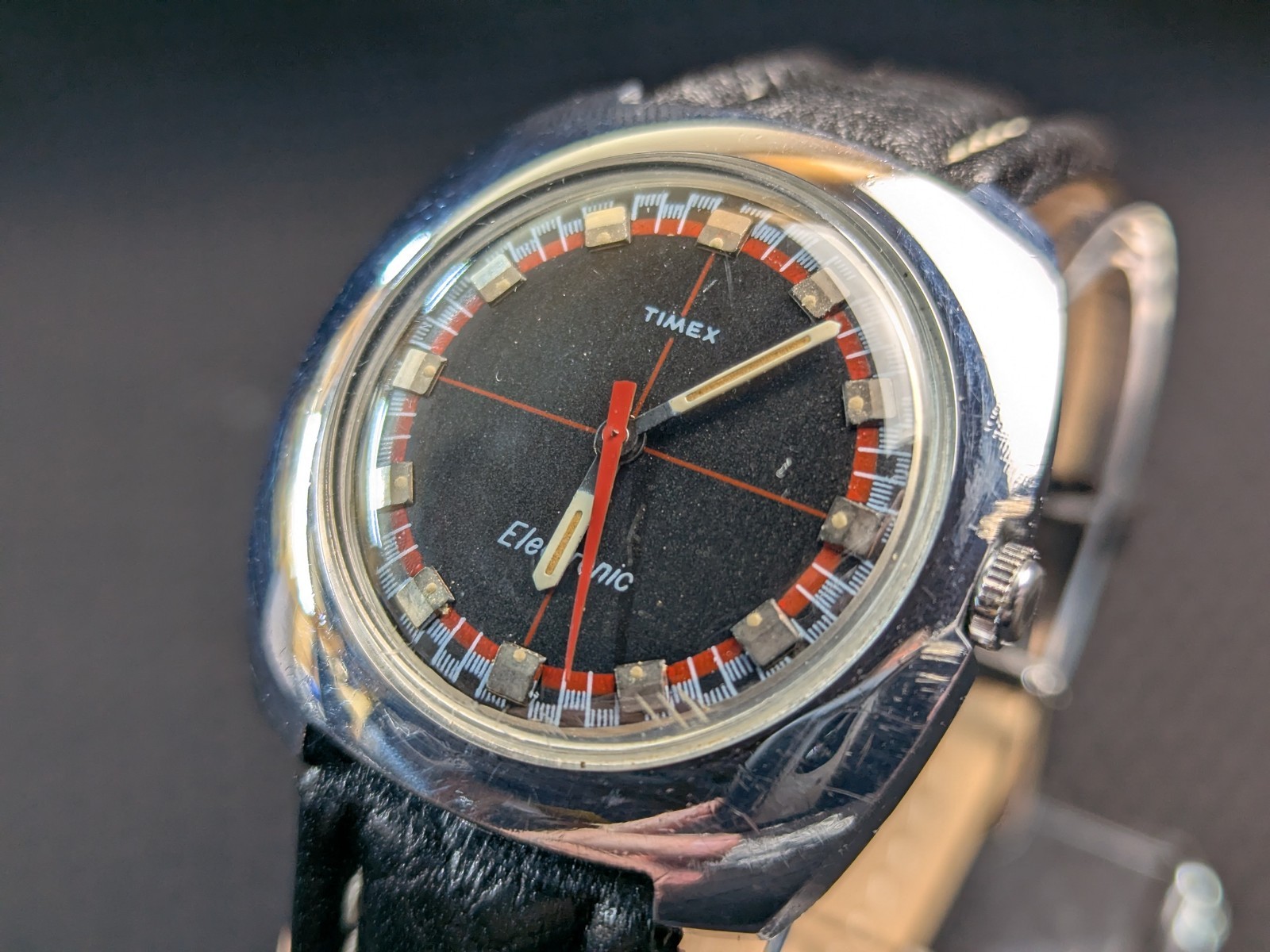 Vintage Timex Electronic 1970s Red Roulette Rally Dial Cushion Case 39mm 7.5″