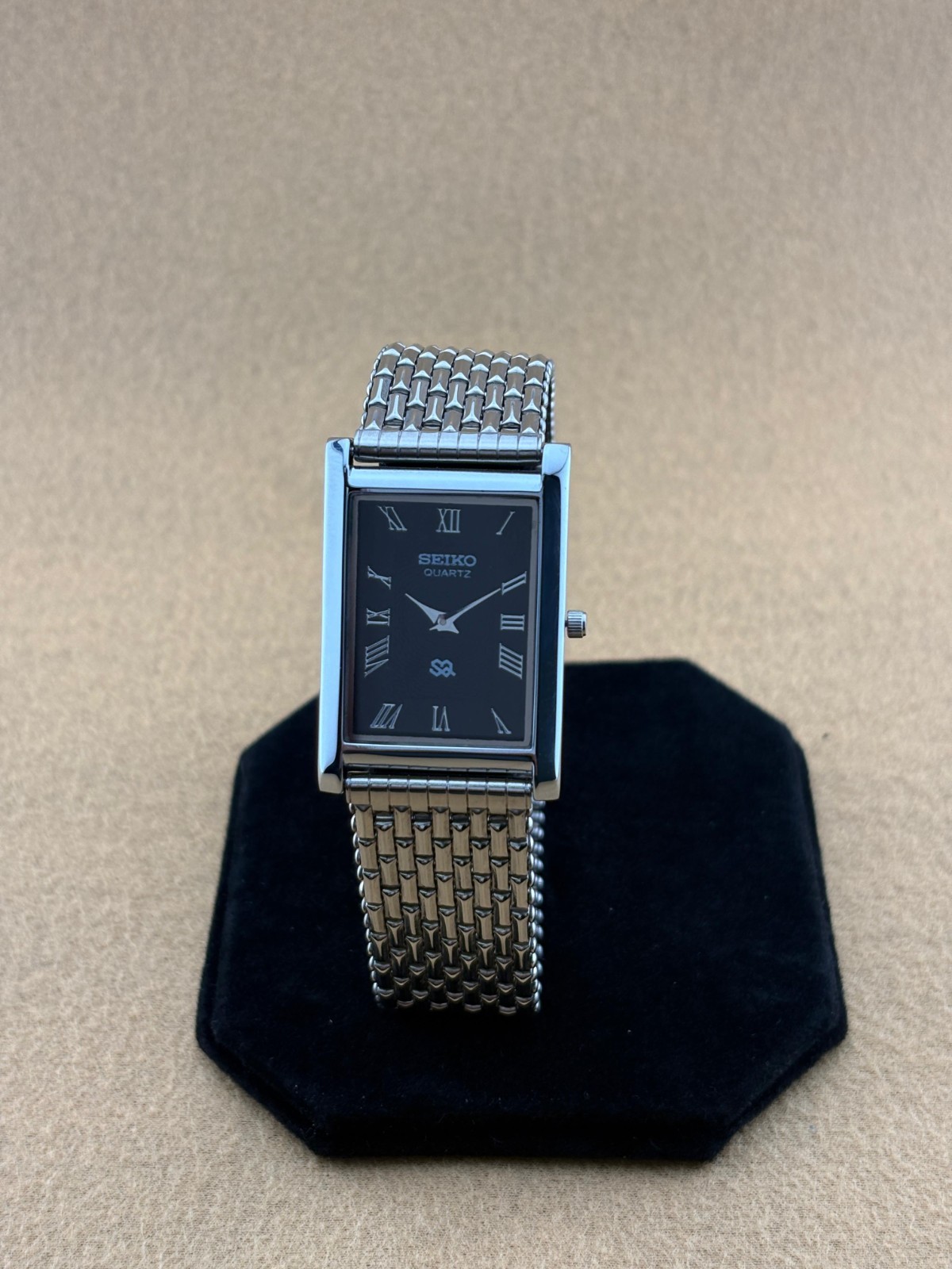BLACK SILVER Vintage Seiko Slim Quartz Men’s Wristwatch