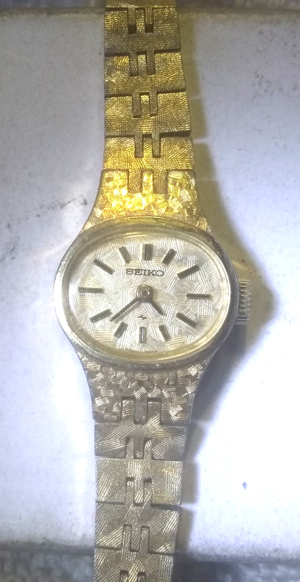 Seiko 11-7619 Ladies Wind Up Watch 17J Gold Etched Dial New Bat Works Great