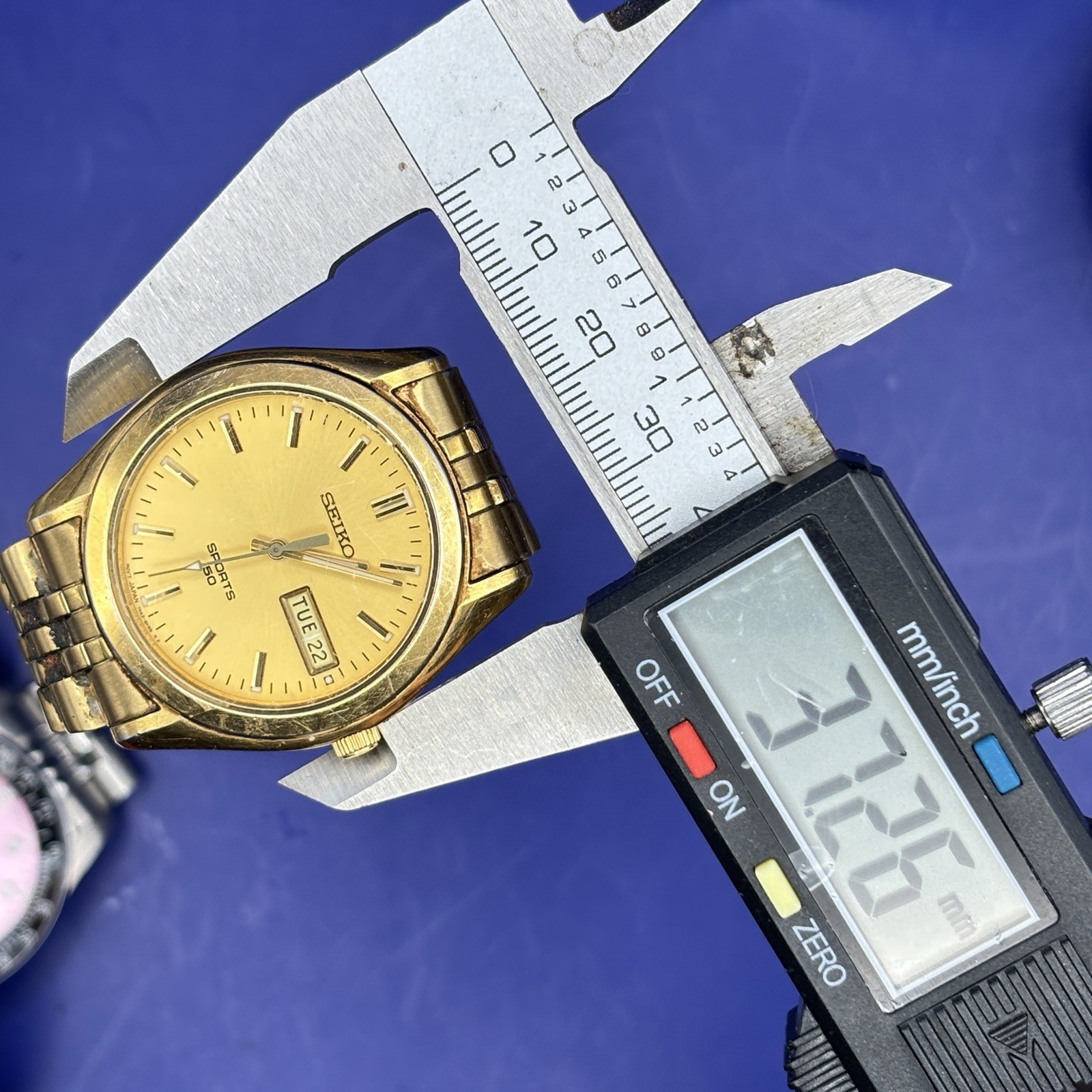 Seiko Sports Watch Men 37mm Gold Dial Gold Tone Daydate Round 7N43-8B49 #WN