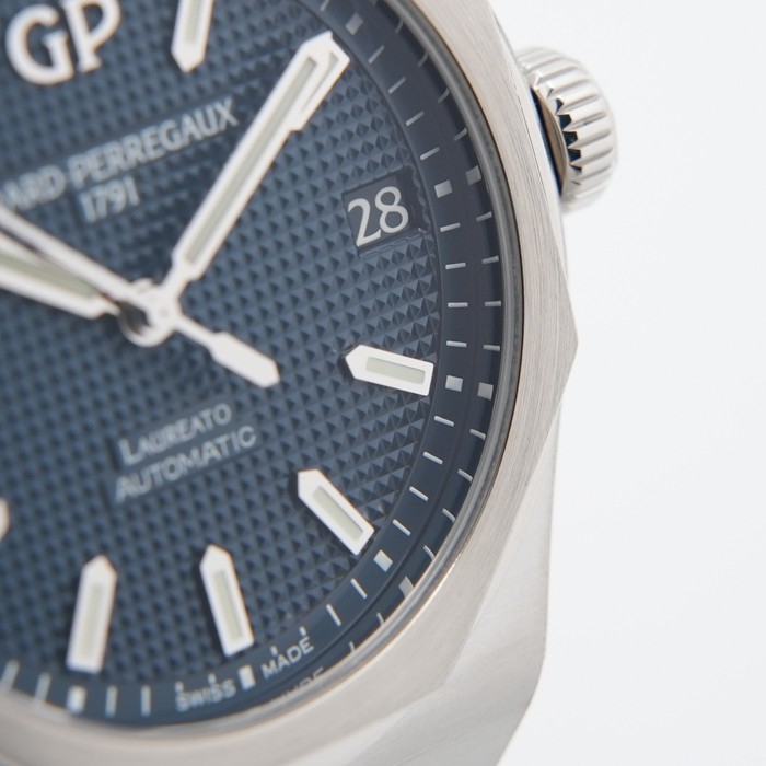 Girard-Perregaux Laureato 42mm 81010-11-431-11A Blue Box/Paper