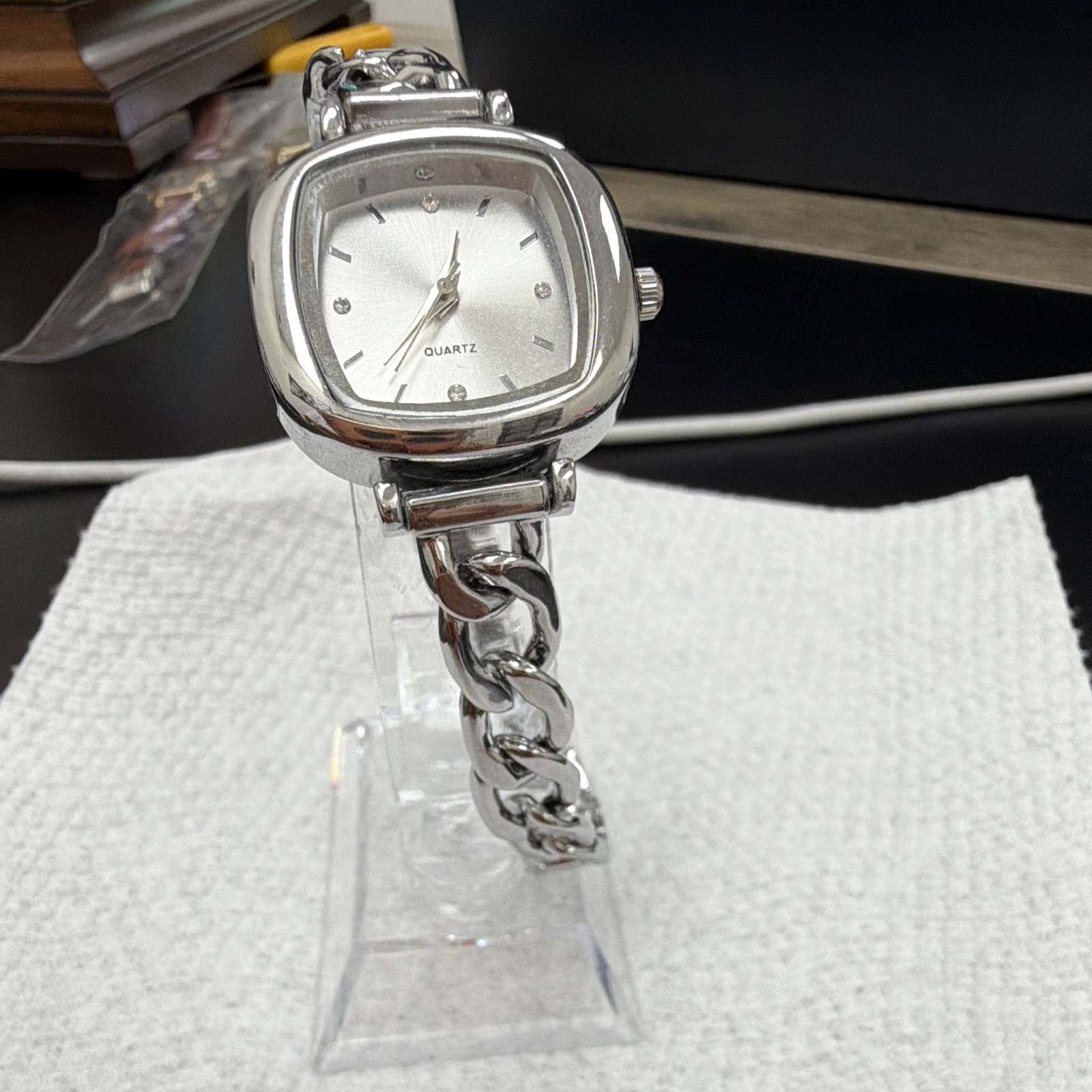 Women’s Quartz Analog Wristwatch Silver Tone Cushion Case Metal Bracelet 12-Hour