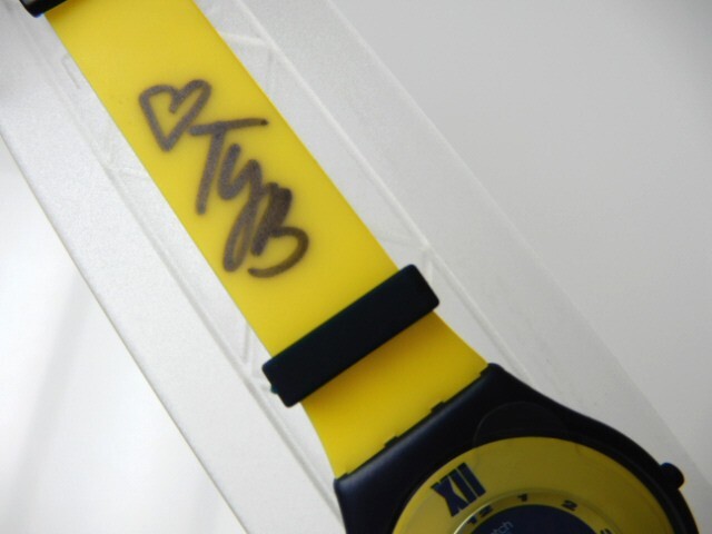 AMARILLO! Swatch «1st» year SKIN SIGNED By TYRA BANKS! NIB-RARE!
