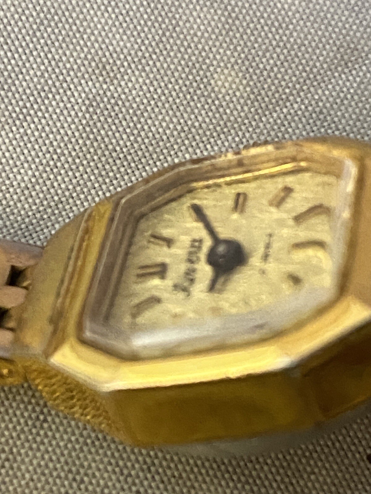 VTG Riviera Ladies Watch 17 Jewels Swiss Made Gold Tone