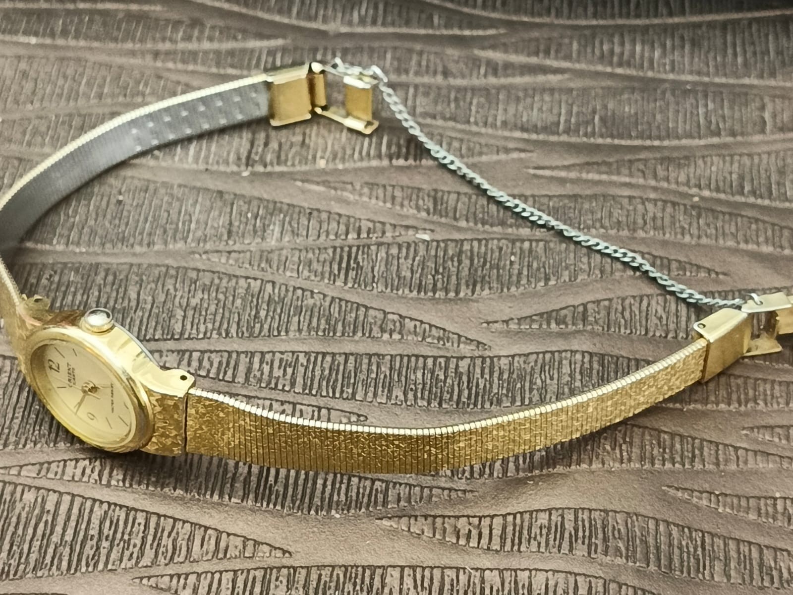 Vintage Orient Ladies Quartz Watch D85JB4-30 CS Textured Gold Tone Safety Chain