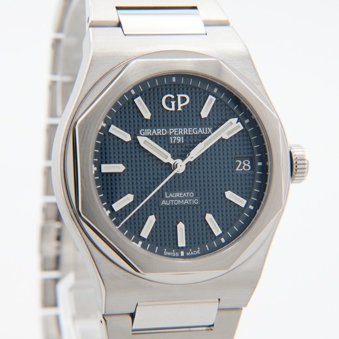 Girard-Perregaux Laureato 42mm 81010-11-431-11A Blue Box/Paper