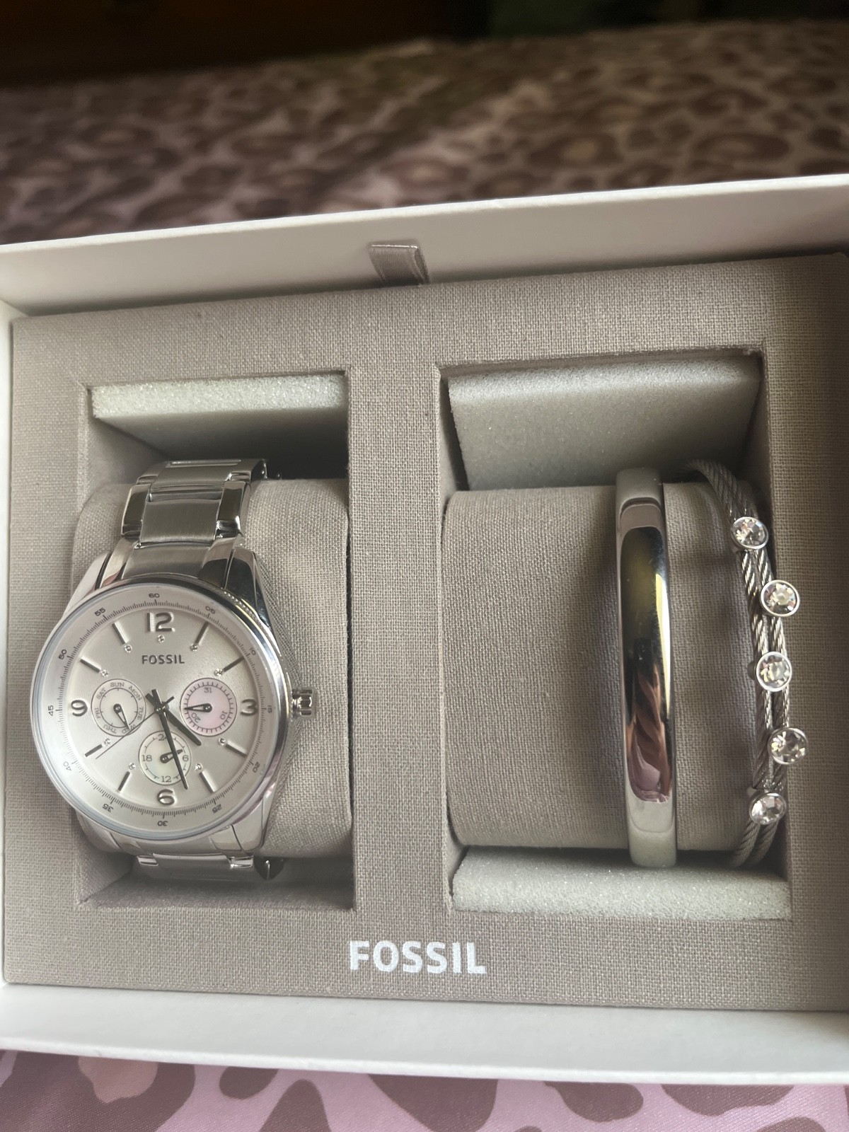 Woman’s fossil watch set (NEEDS NEEDS NEW BATTERY) does not work. fossil BQ1070