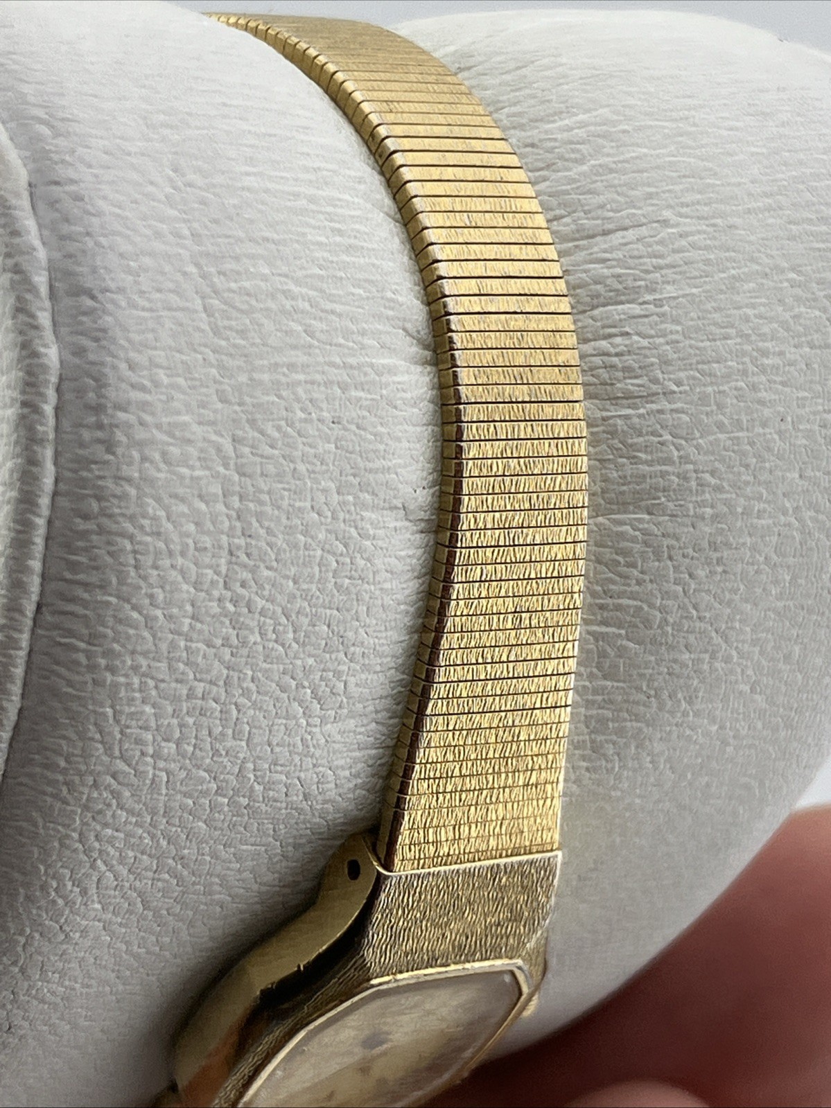 Vtg Seiko Ladies 17mm Watch Gold Tone Hexagonal Gold Dial 6.5″ 2P20-5H39 – RUNS