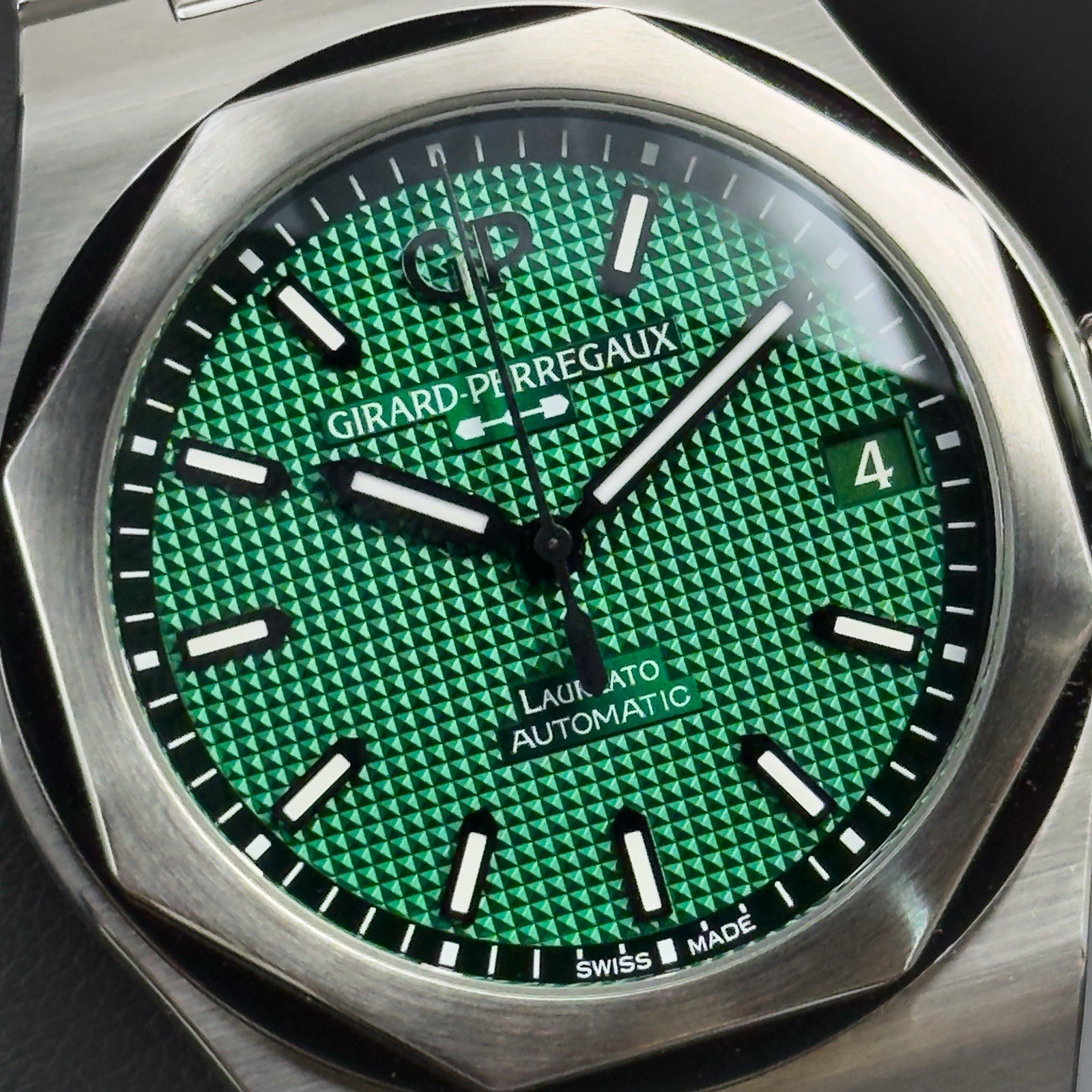2025 Girard-Perregaux Laureato Green Dail 42mm 81010-11-3153-1CM Complete Set