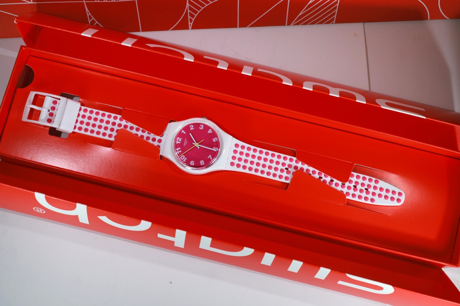 New Swiss Made Limited Swatch Watch GW190 PINKDOTS 34MM White Pink Dots Unisex