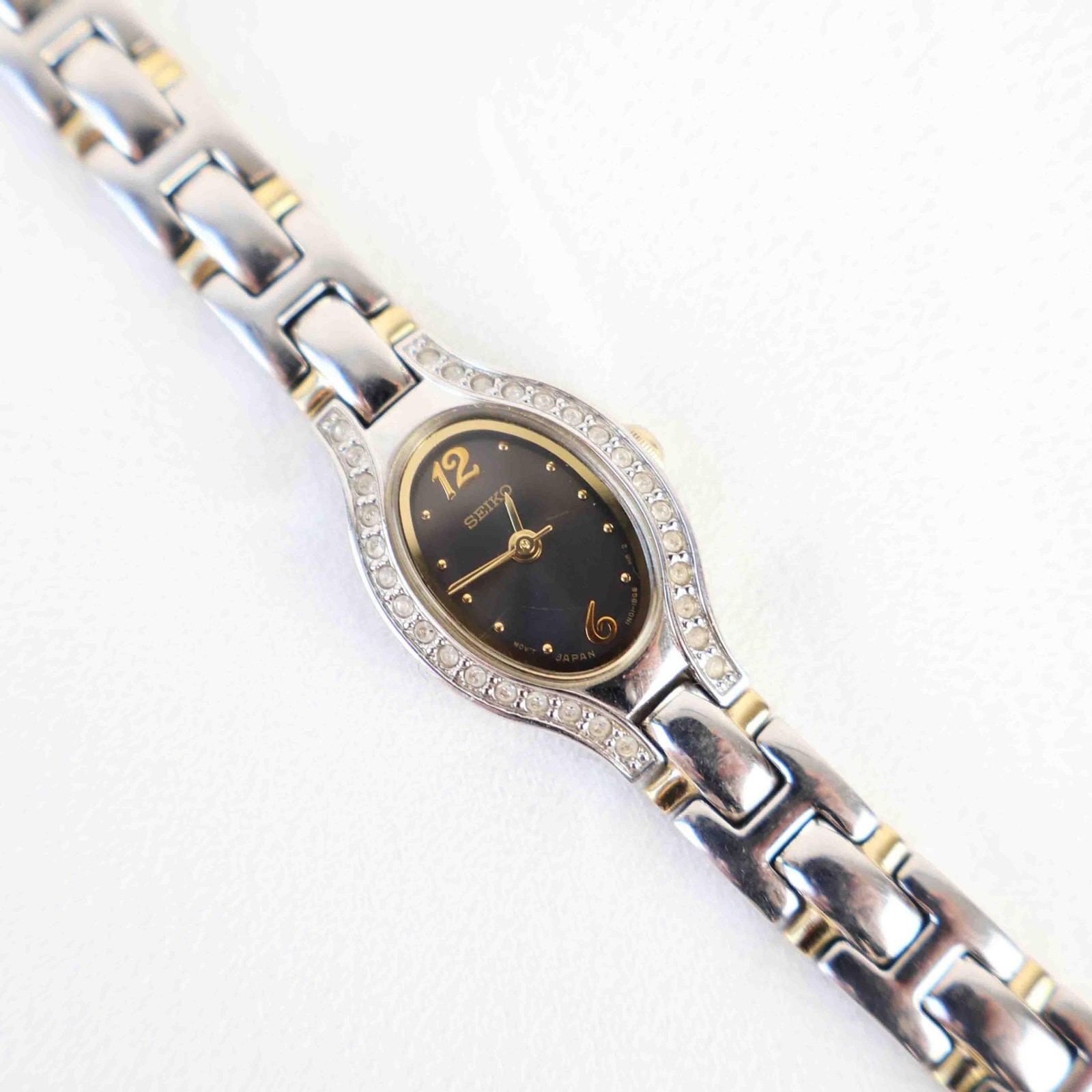 Vintage Two Tone Seiko with a Blue/ Black Face – (Working Battery)
