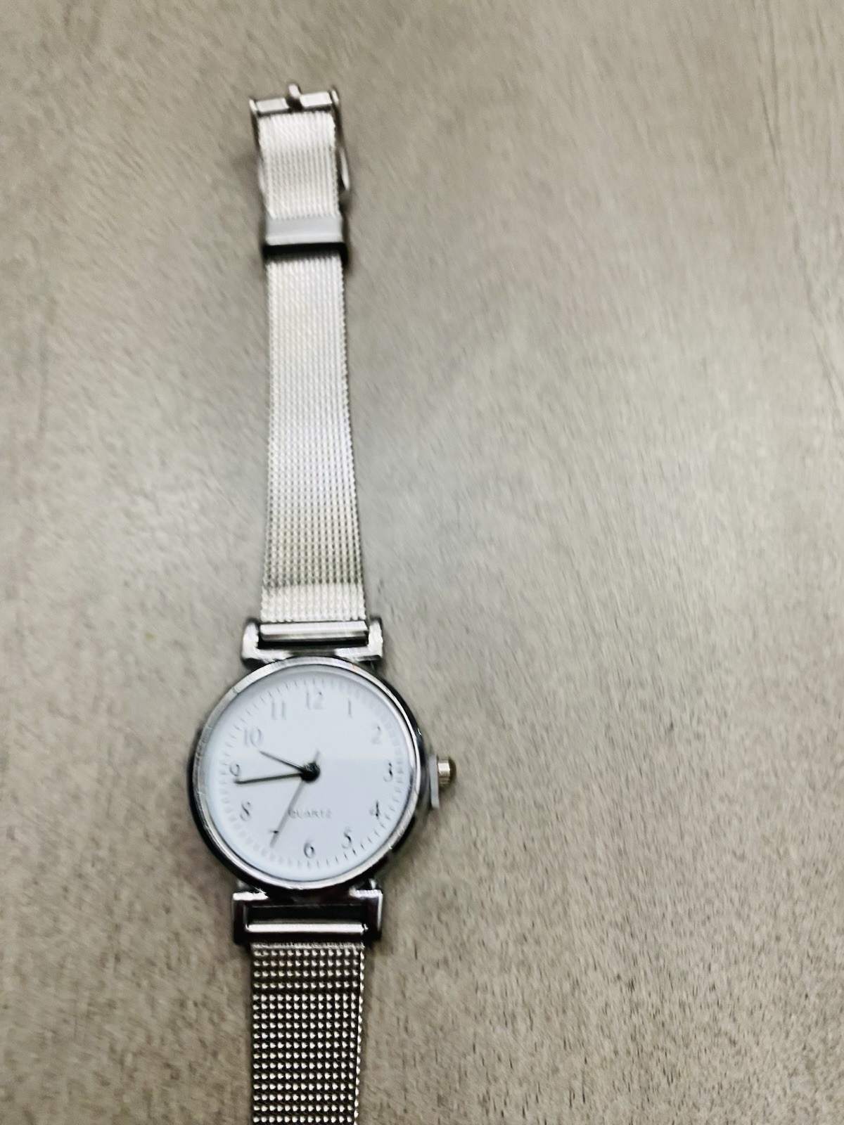 Quartz Analog Wristwatch White Dial Arabic Numerals Silver Tone Mesh Bracelet