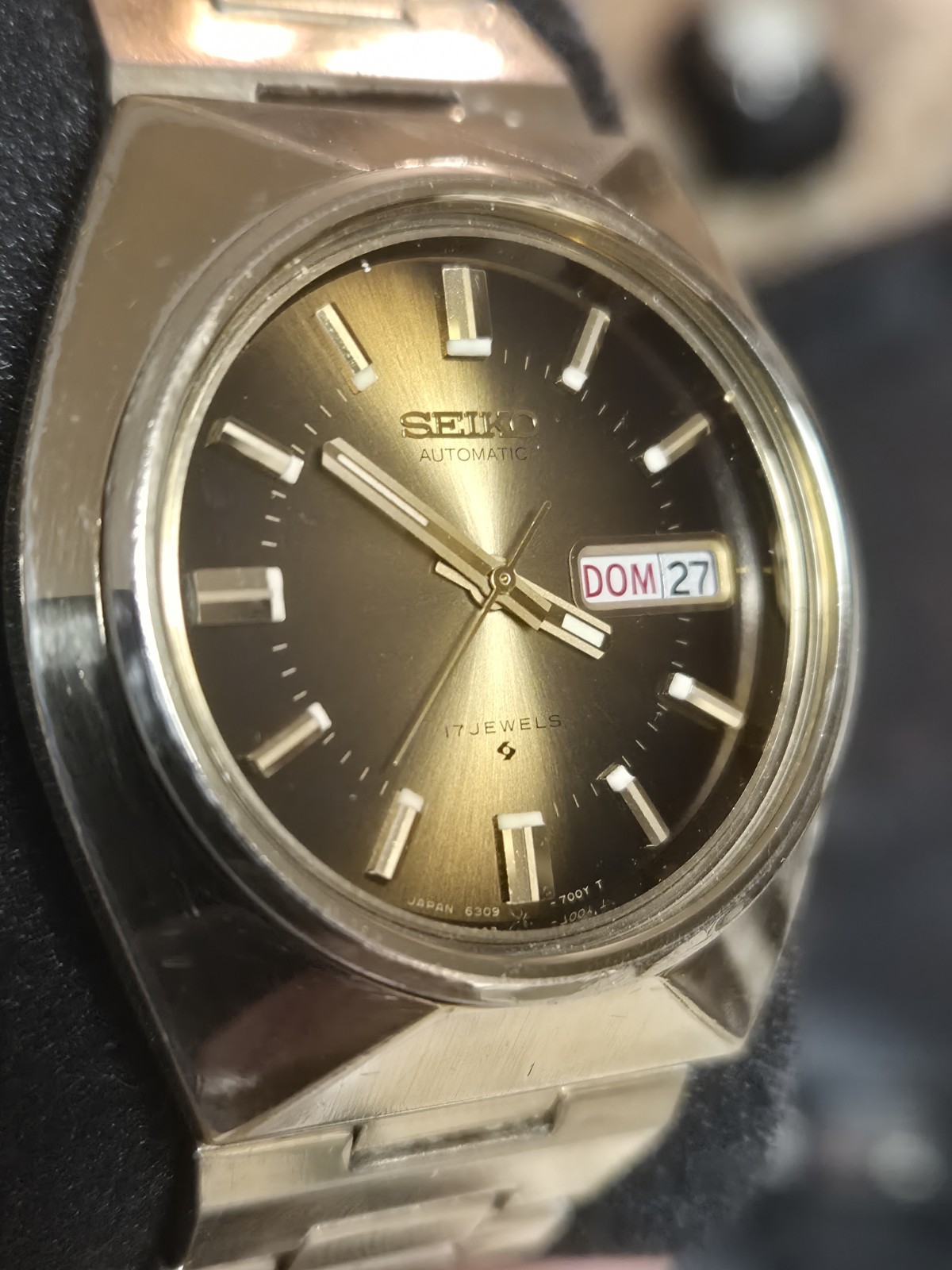 Seiko 7009-7009 Automatic 17J Day/Date Tigers Eye Sunburst Dial Bracelet