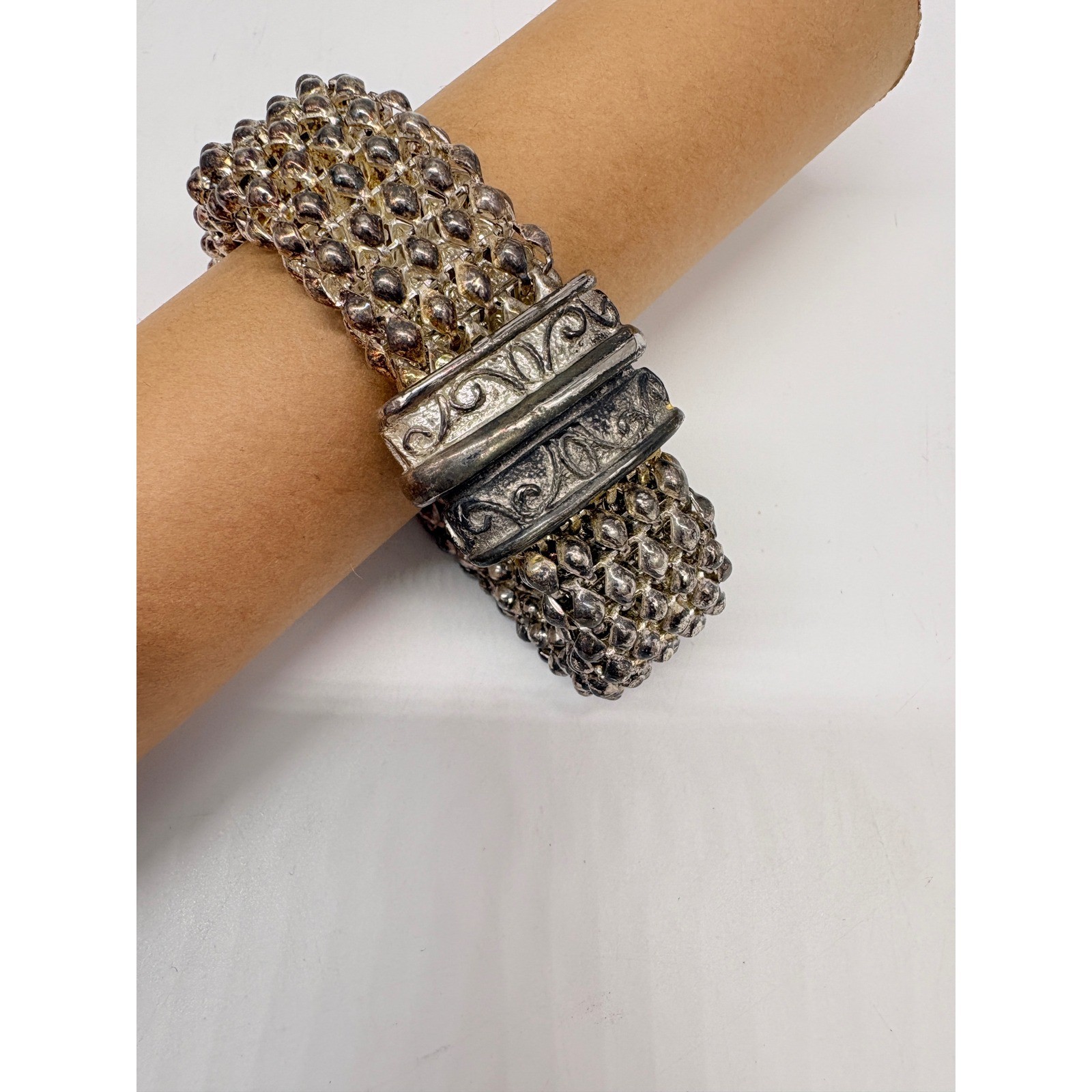 Geneva Quartz Watch Silver Tone Popcorn Mesh Magnetic Clasp Filigree Band Mens