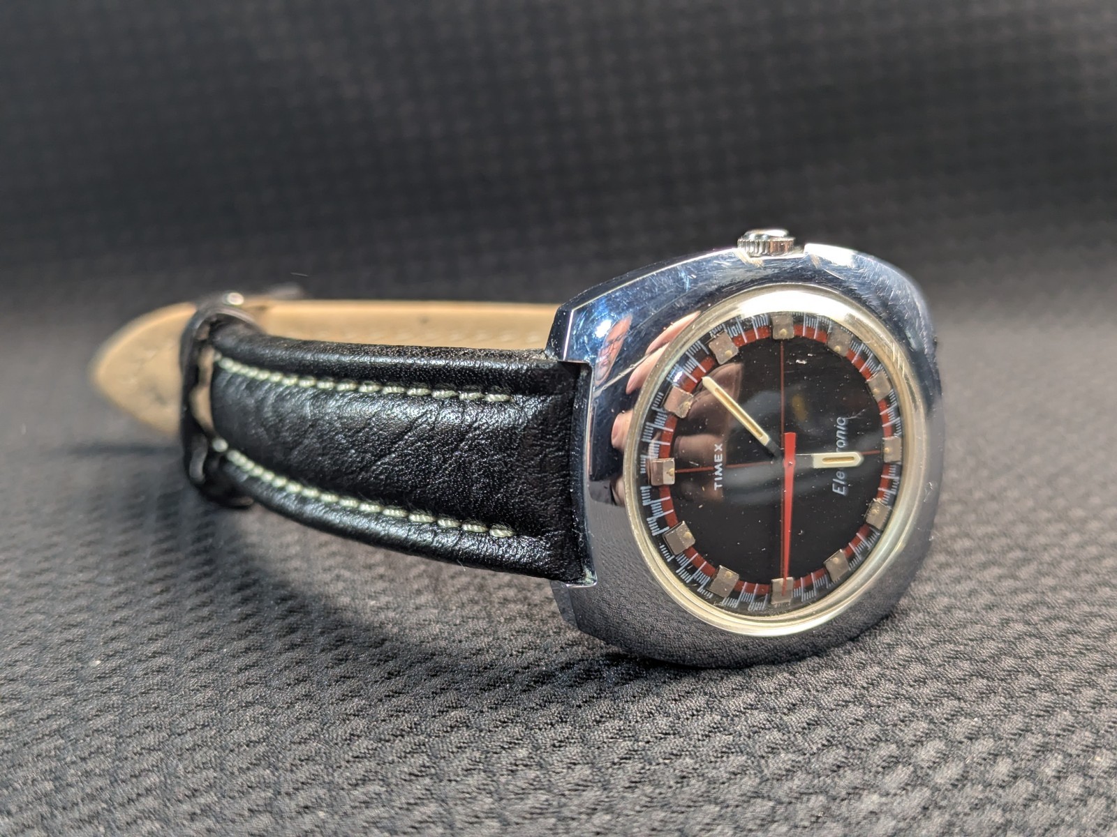 Vintage Timex Electronic 1970s Red Roulette Rally Dial Cushion Case 39mm 7.5″