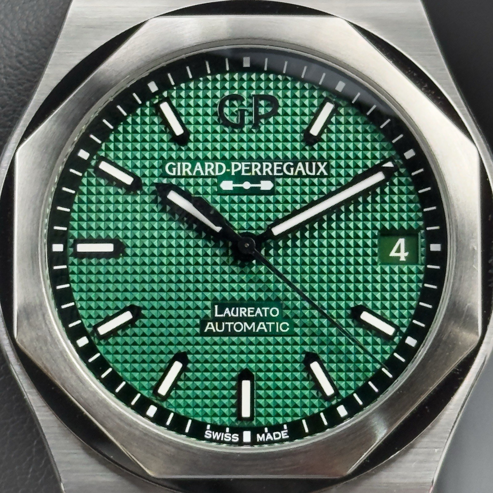 2025 Girard-Perregaux Laureato Green Dail 42mm 81010-11-3153-1CM Complete Set