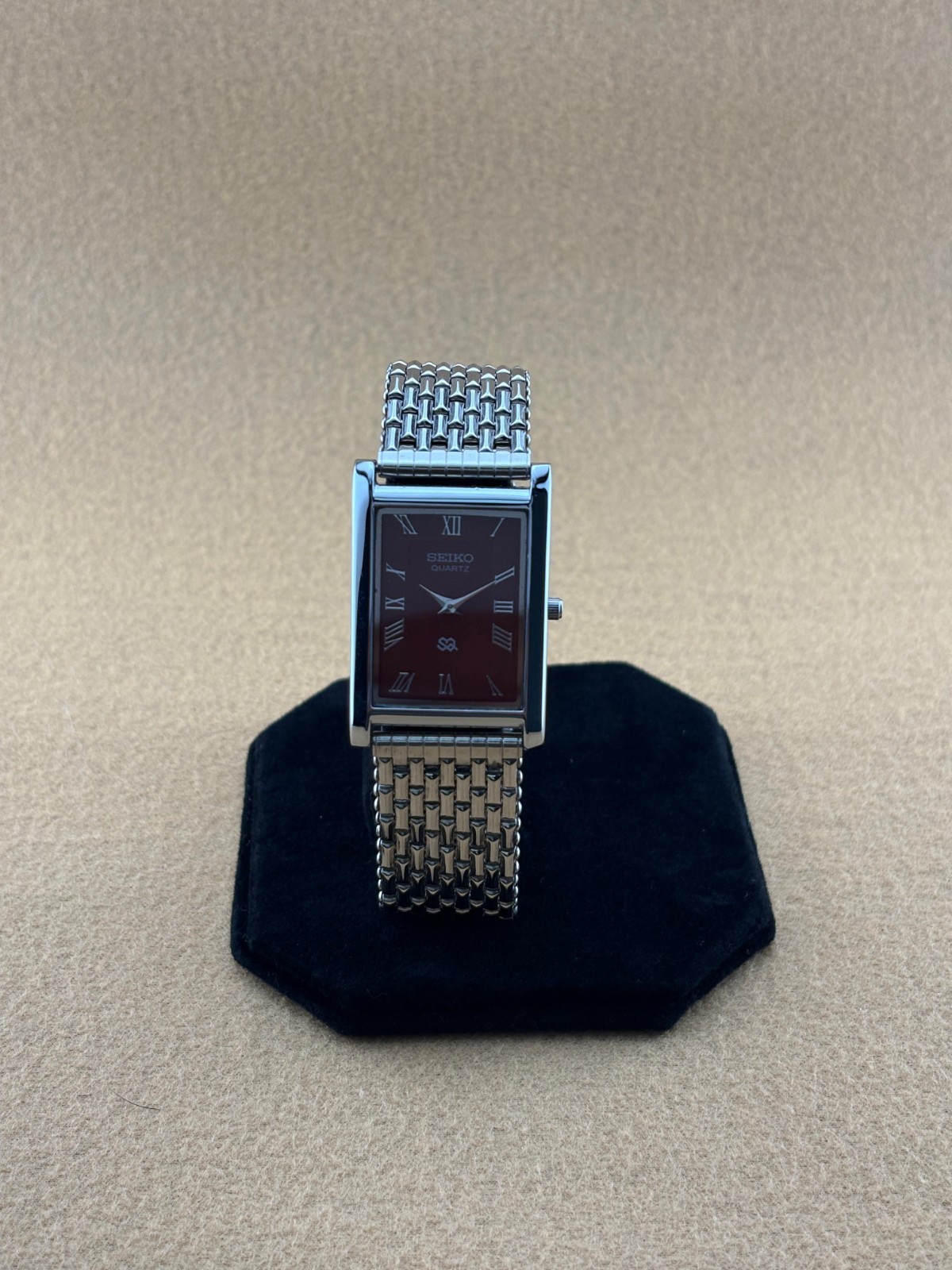 RARE RED SILVER Vintage Seiko Slim Quartz Men’s Wristwatch
