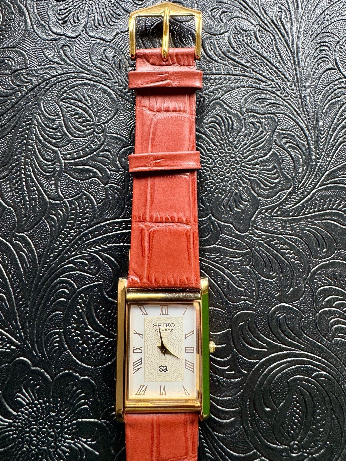 WHITE DIAL-Vintage Seiko Slim Quartz Men’s Wrist Watch