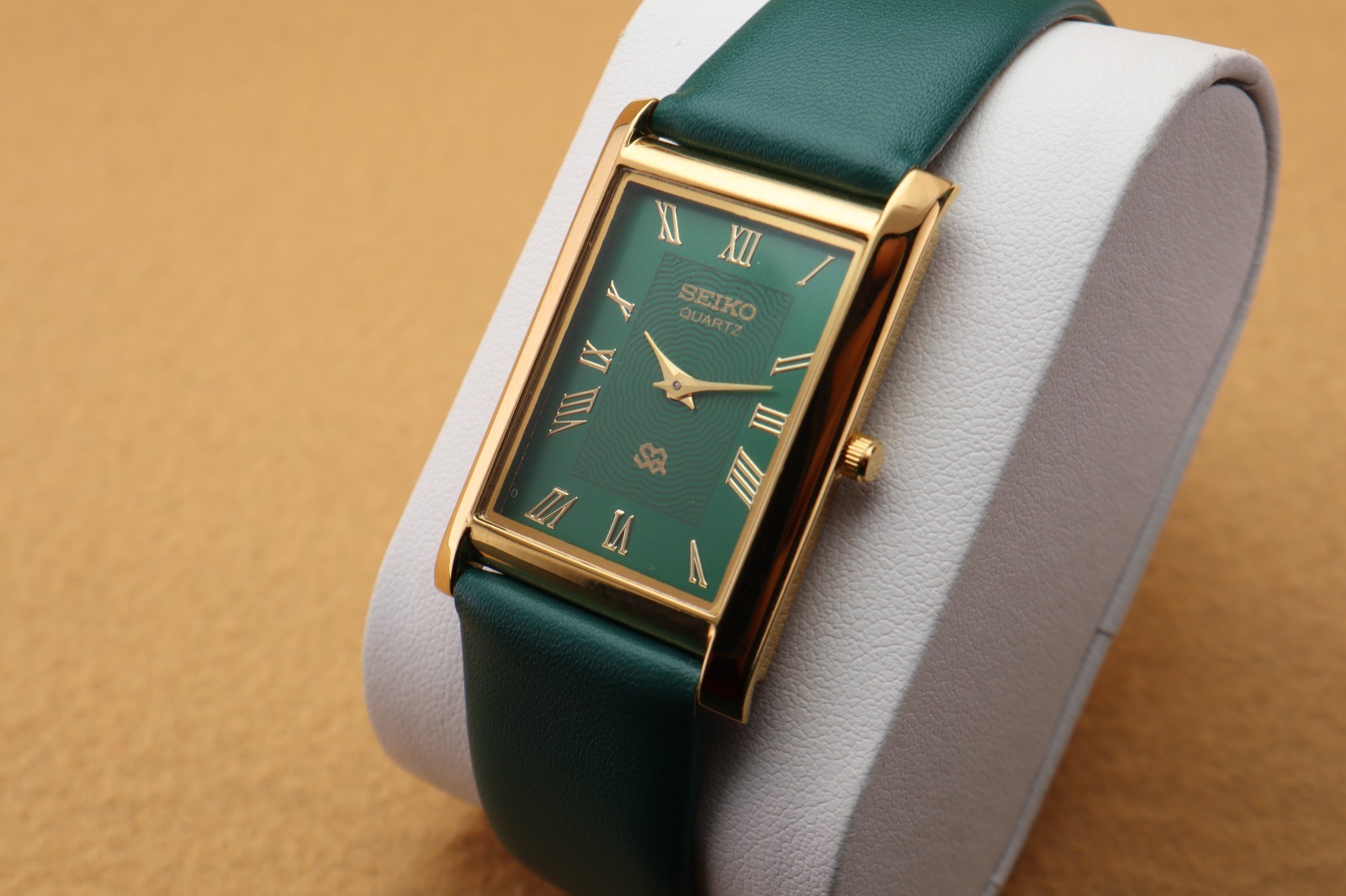 Vintage Seiko Slim Quartz Men’s Wrist Watch Green Dial with Green Strap.