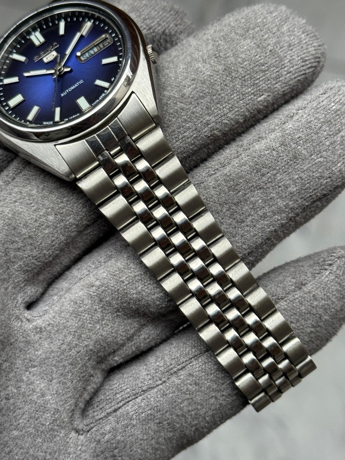 Seiko 5 Automatic Mens Vintage Wrist Watch Day Date Stainless Steel Japan