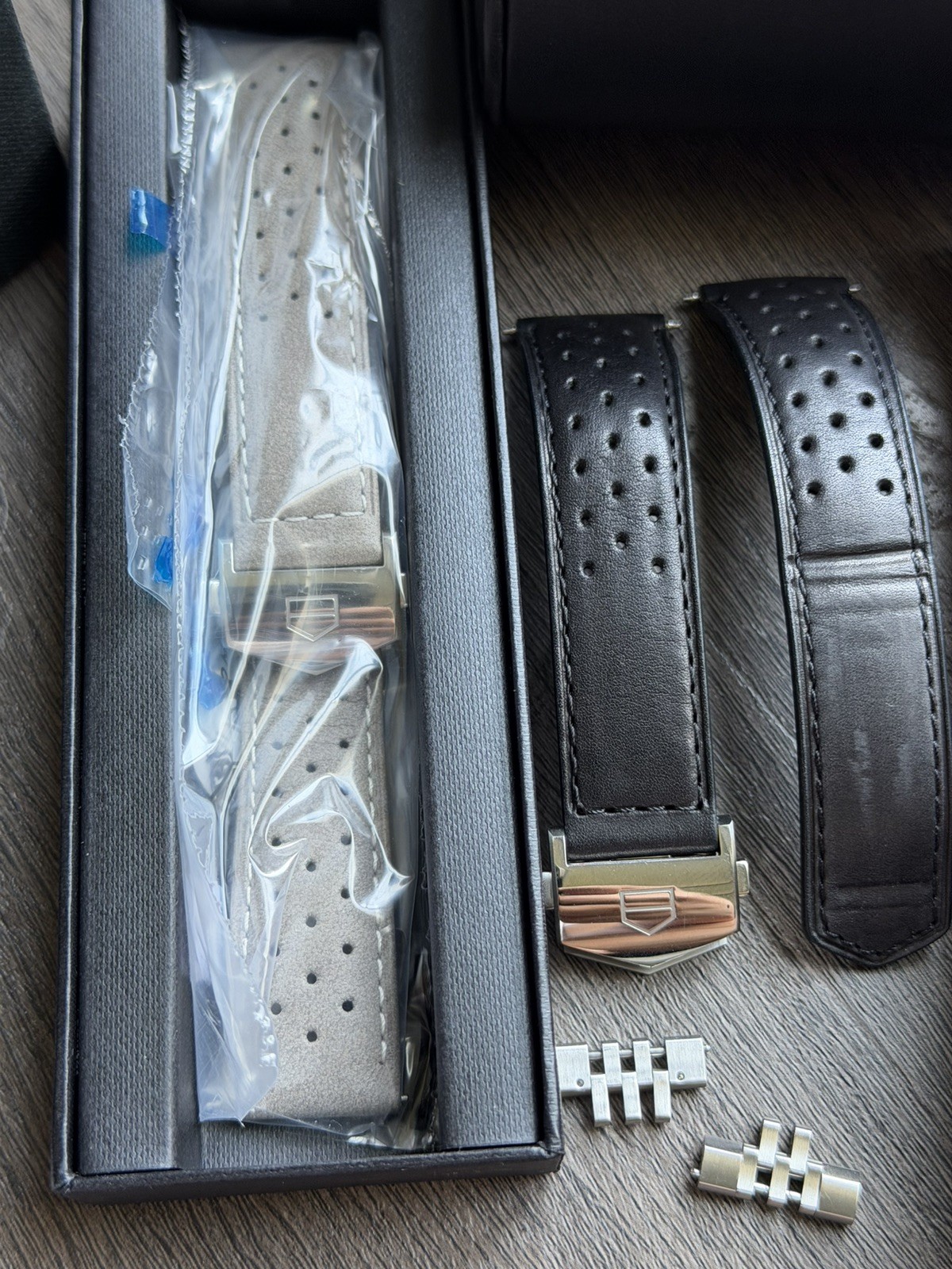 2025 TAG Heuer Carrera Chronograph 39mm «Glassbox» + 2 OEM Leather Straps