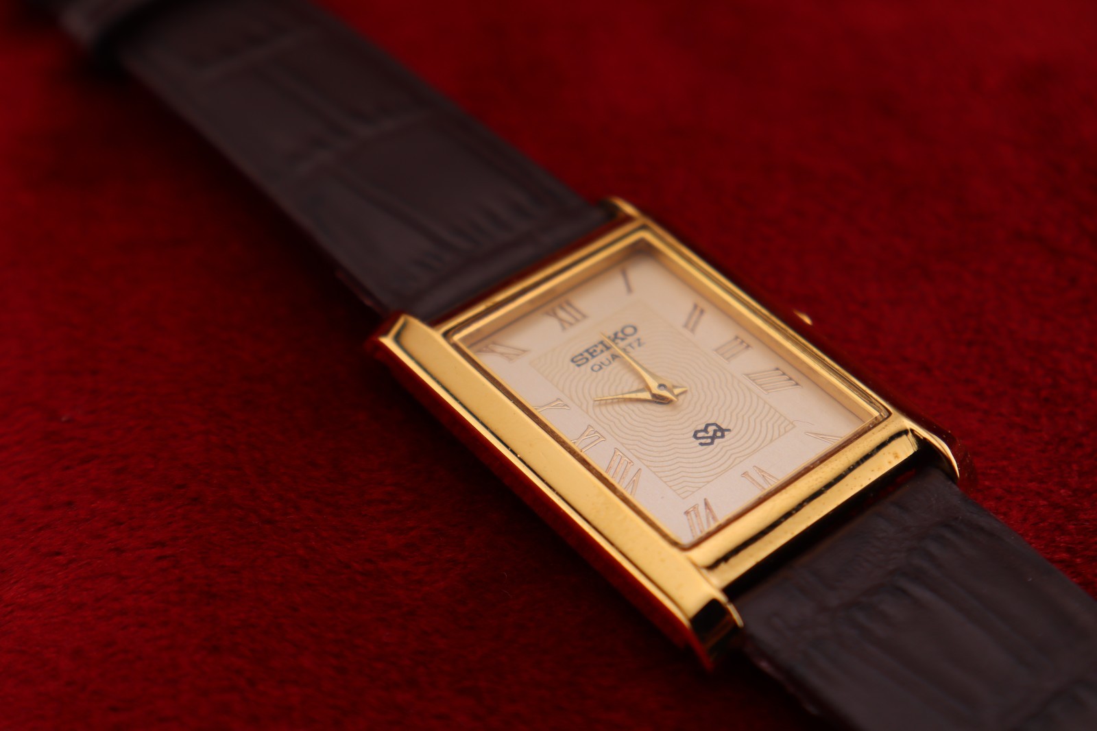 ⌚✨ Vintage Seiko Slim Quartz Gentlemen’s Gold Dial ,Dark Brown Dress Watch